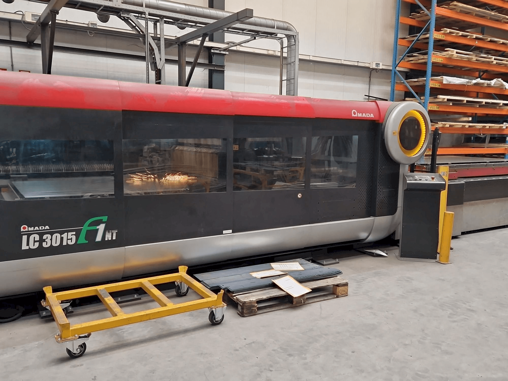 Frontansicht der AMADA LC3015 F1 NT Maschine