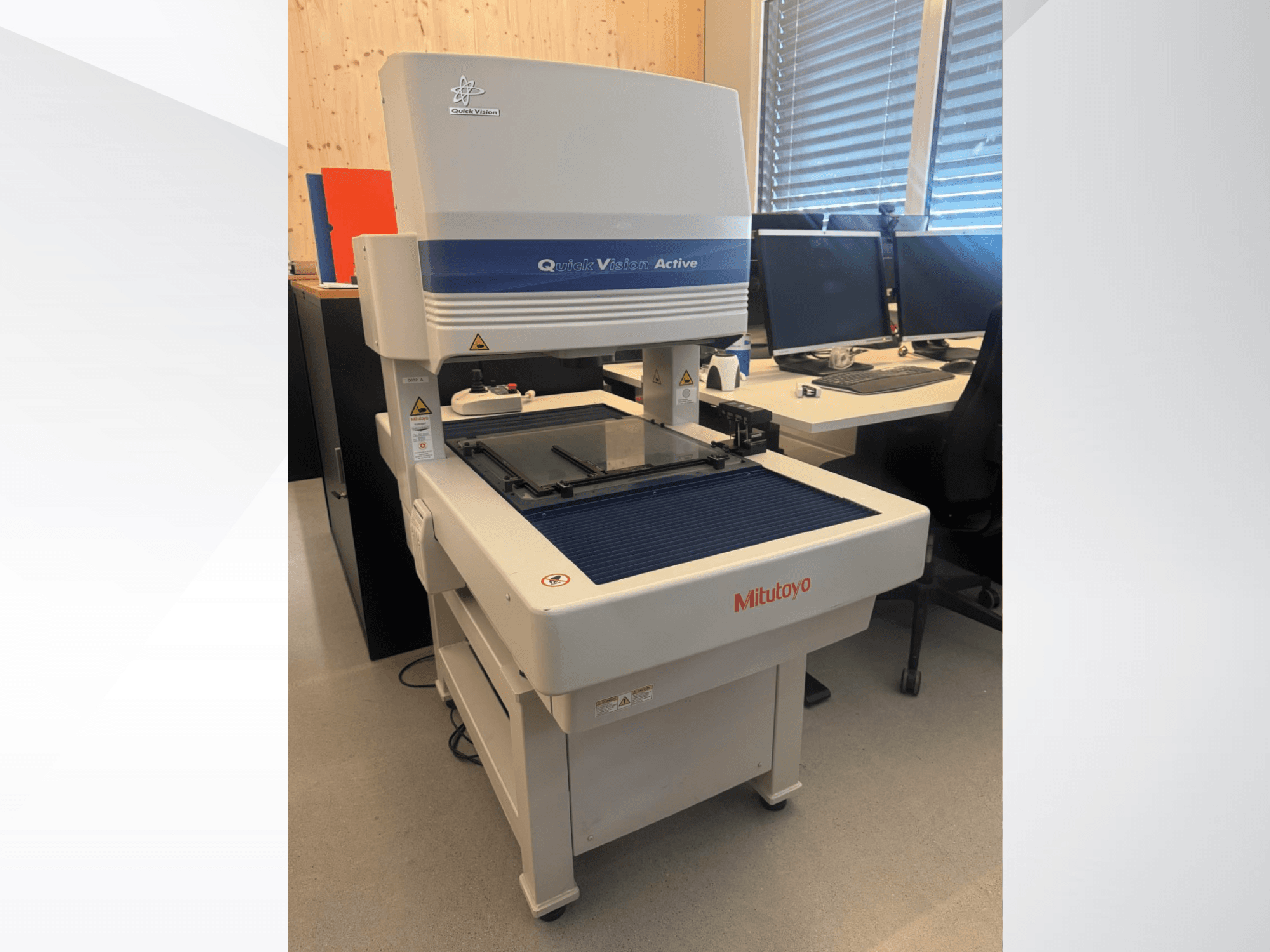 Mitutoyo QV-L404Z1L-D KMG in der Frontansicht, mit Glasmesstisch und sichtbarem Bedienfeld mit Tasten.