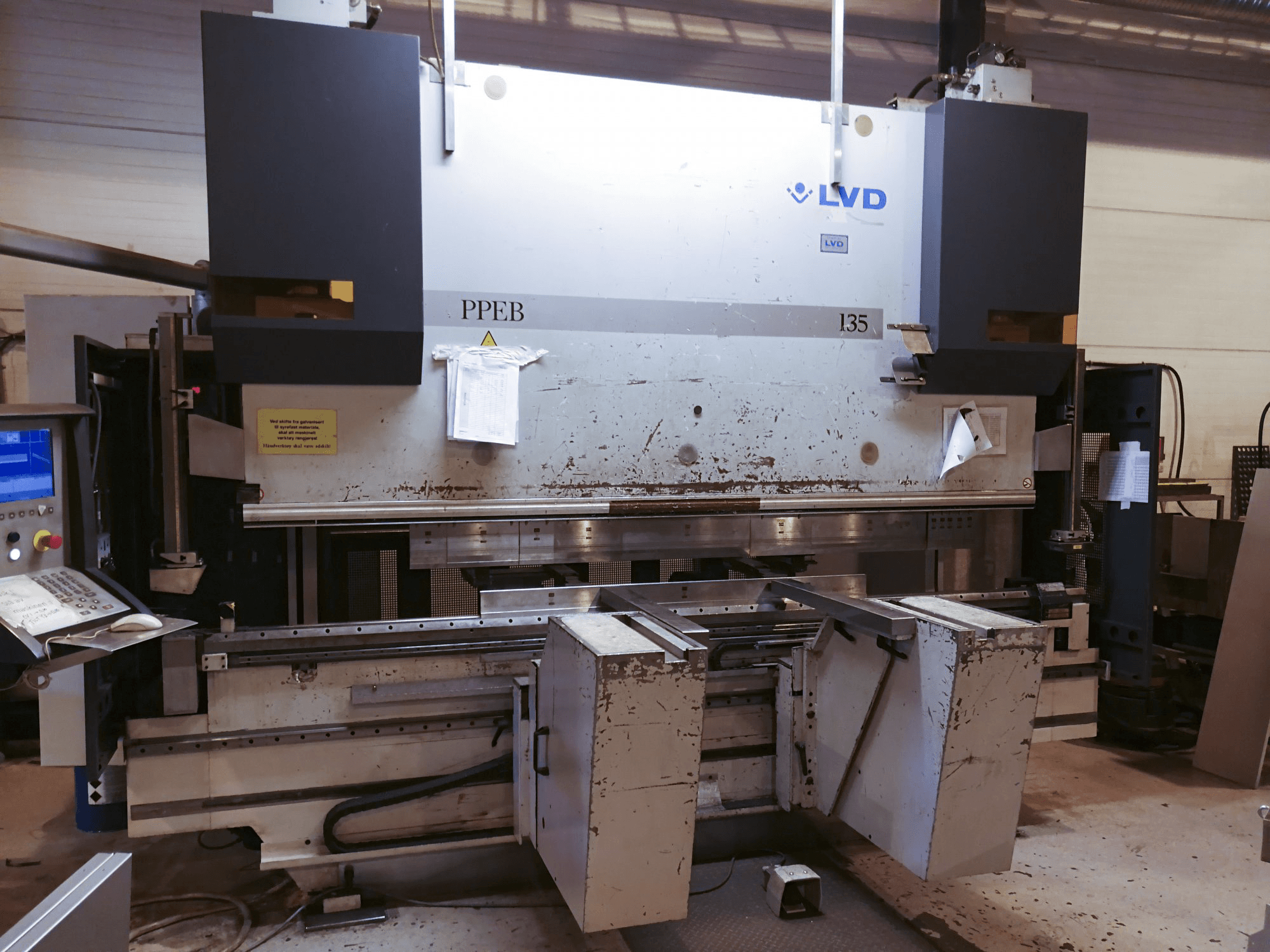 Frontansicht der LVD PPEB 135/30 Maschine