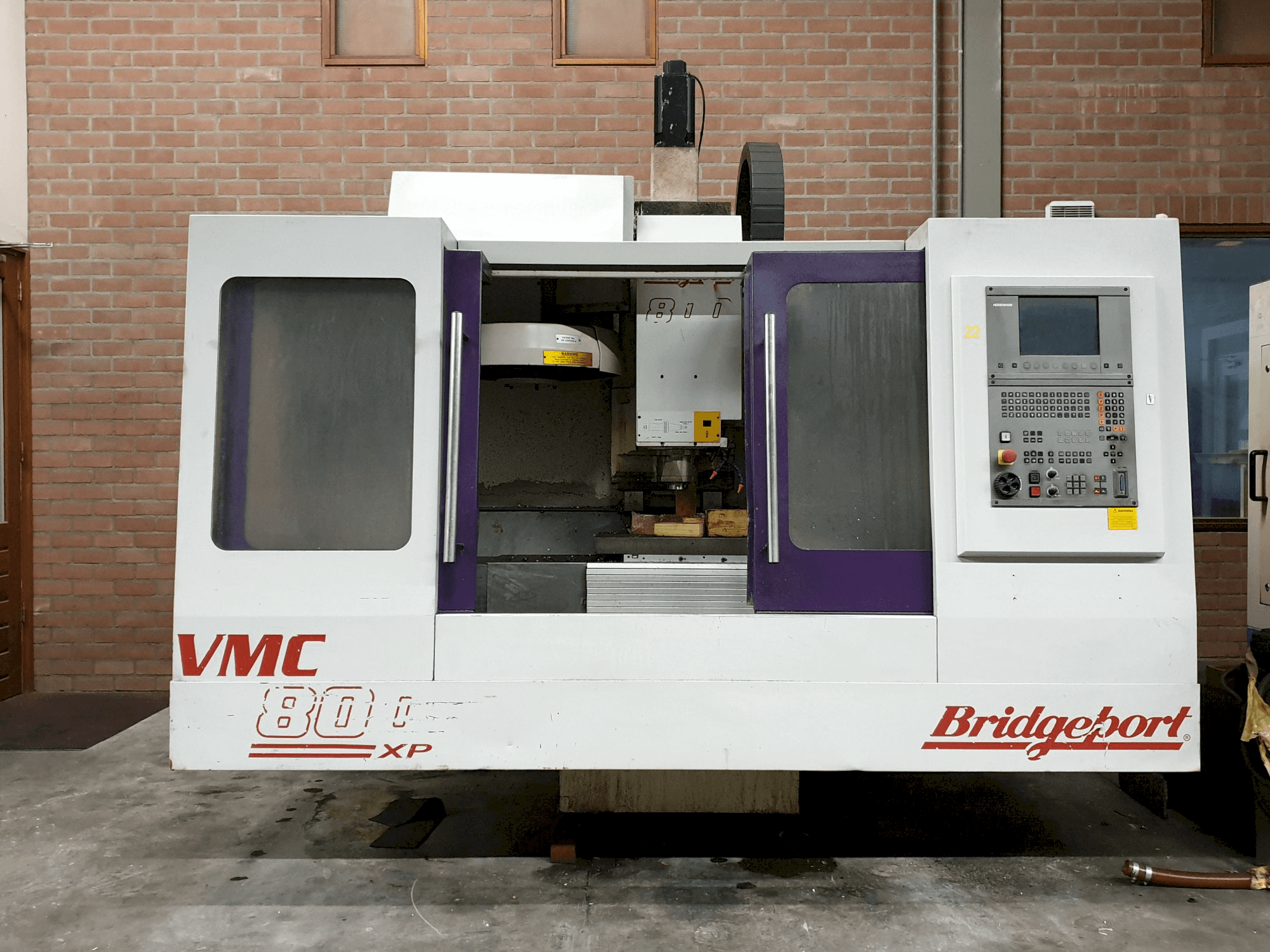 Frontansicht der Bridgeport VMC 800 22 Maschine
