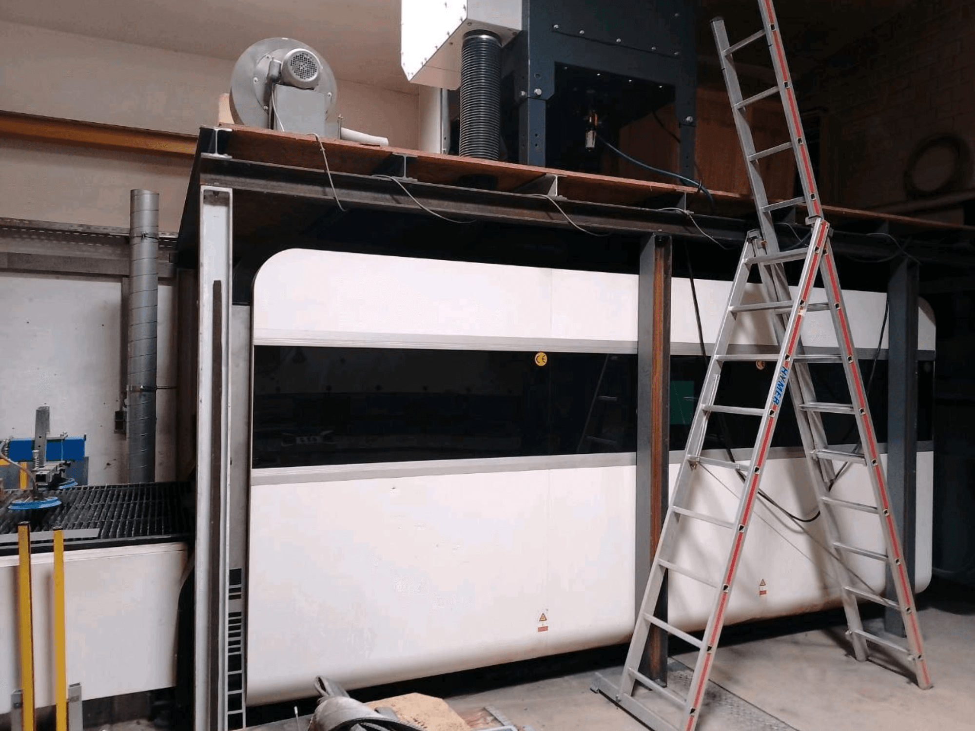 GWEIKE LF3015GA Faserlaserschneidemaschine in einer Werkstatt, mit Frontansicht, Metallrahmen und Zugangsleiter.