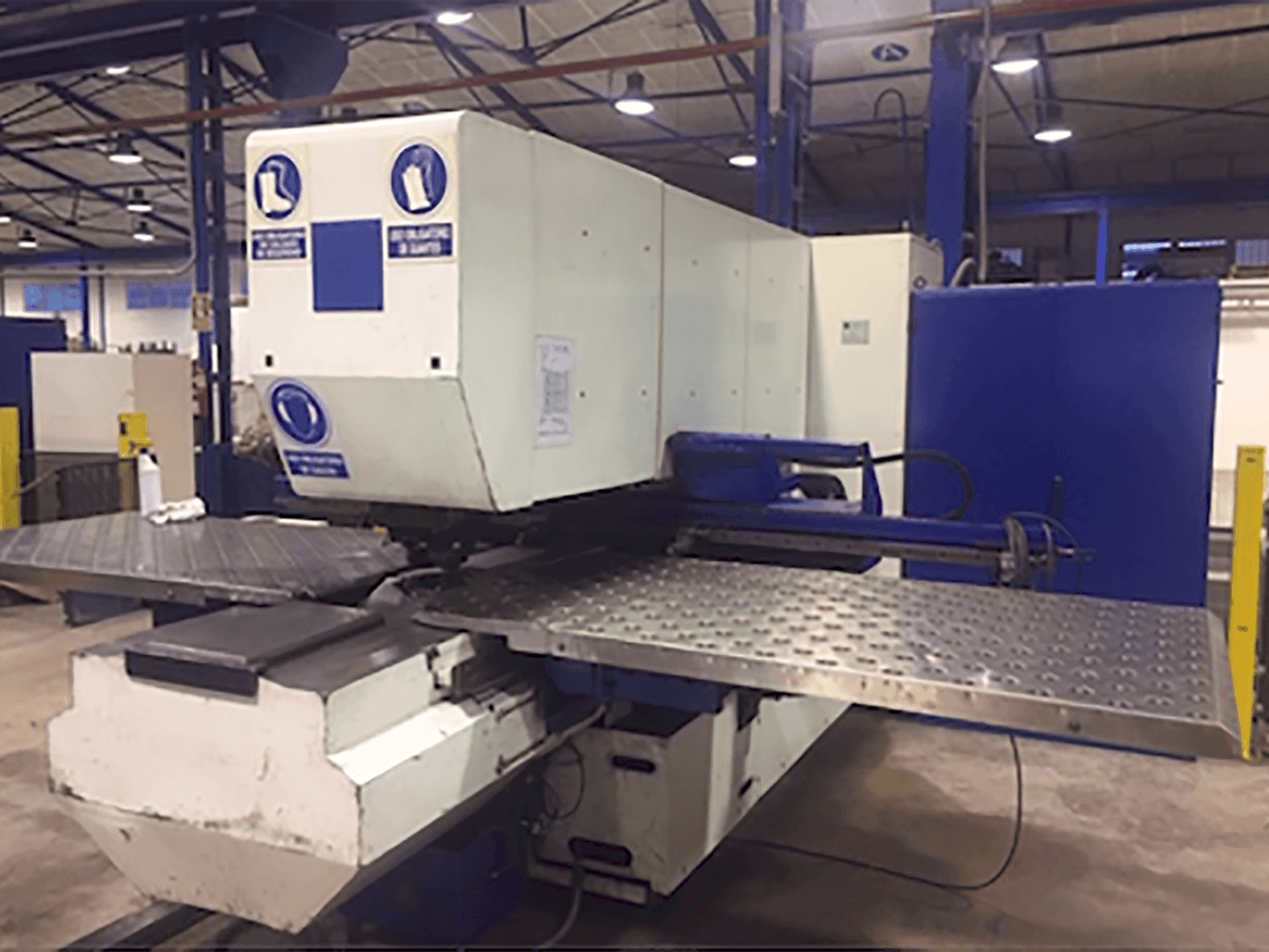 Frontansicht der Trumpf Trumatic 240R Maschine