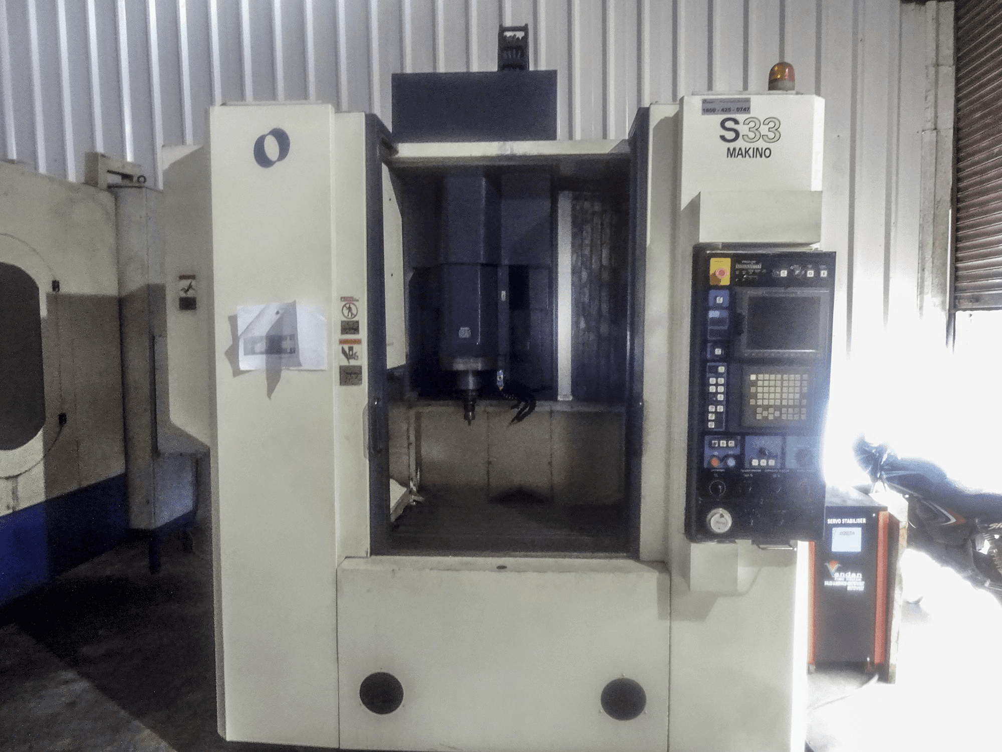 Frontansicht der Makino S33 Maschine