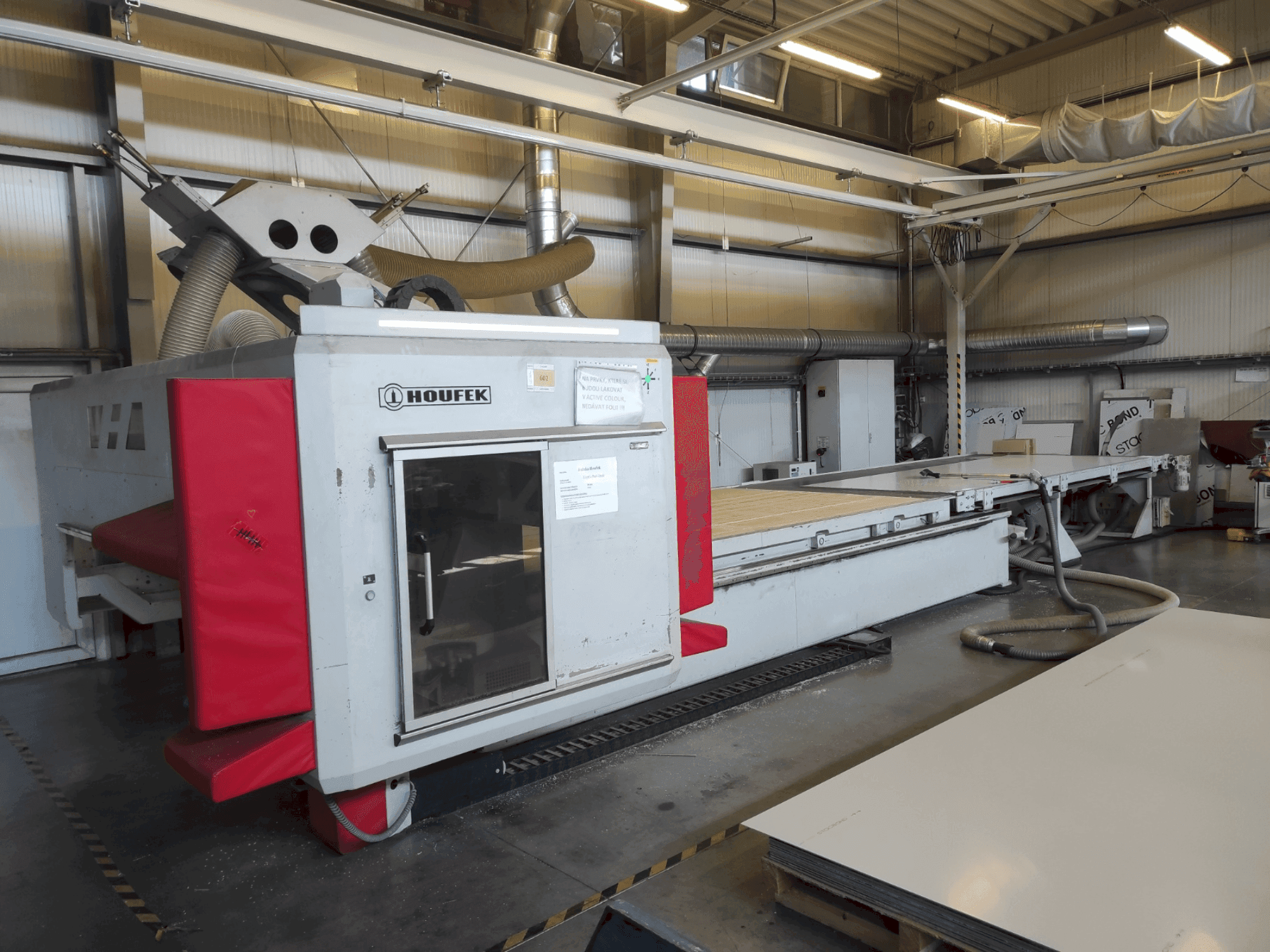 Frontansicht der Houfek Scorpion 422102-R3 Maschine