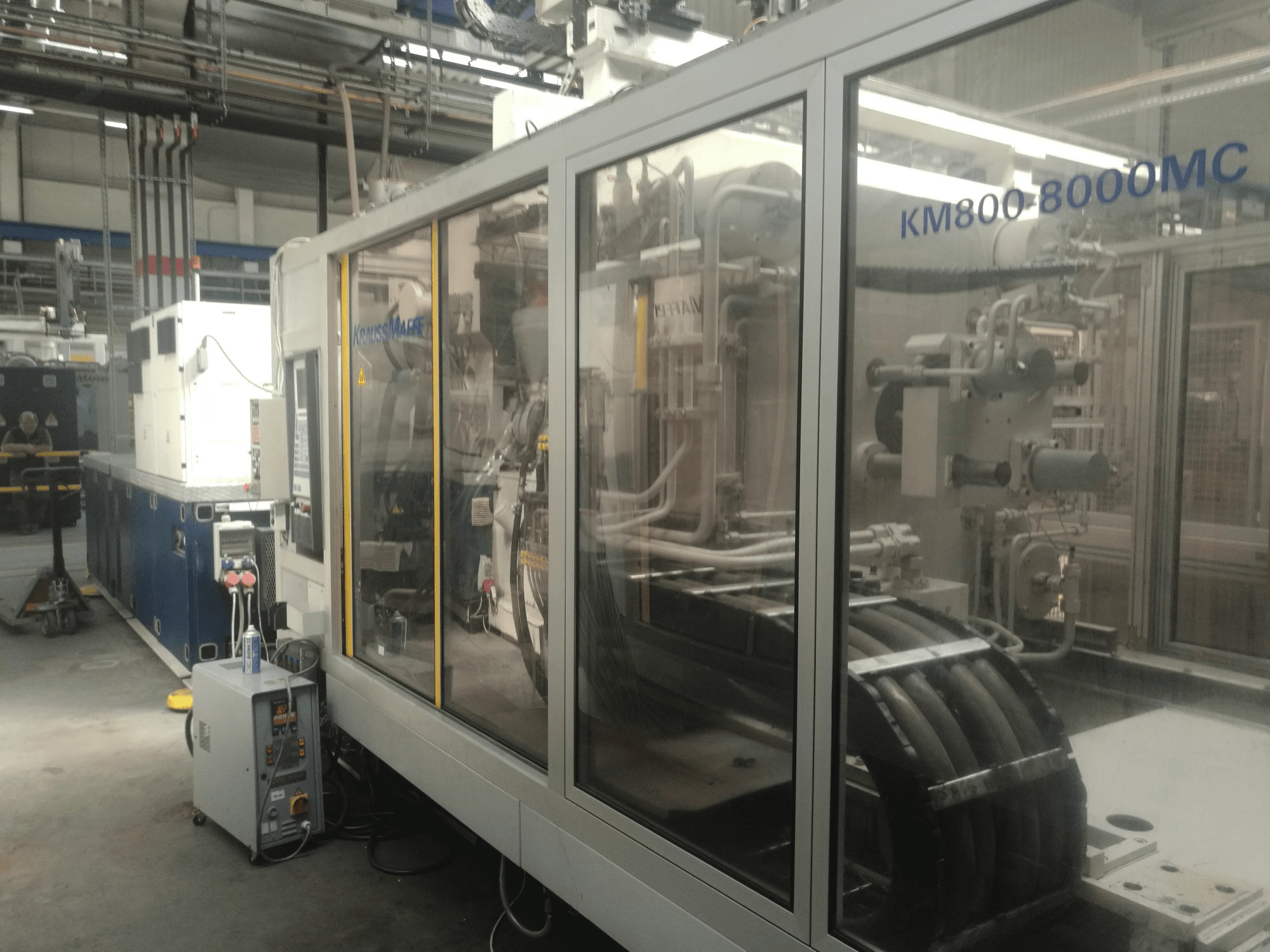 Rechte Ansicht der Krauss Maffei 800-8000 MC Maschine