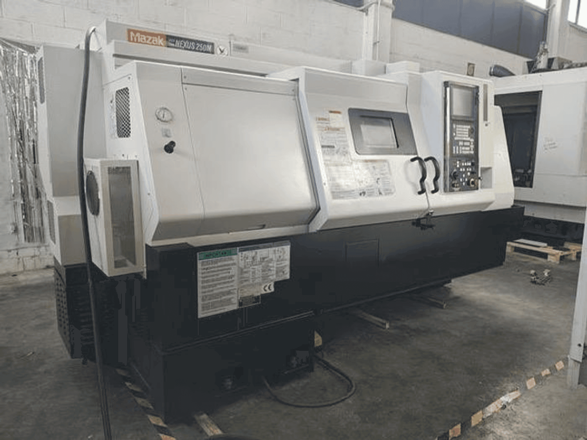 Frontansicht der Mazak QTN 250M 1000L Maschine