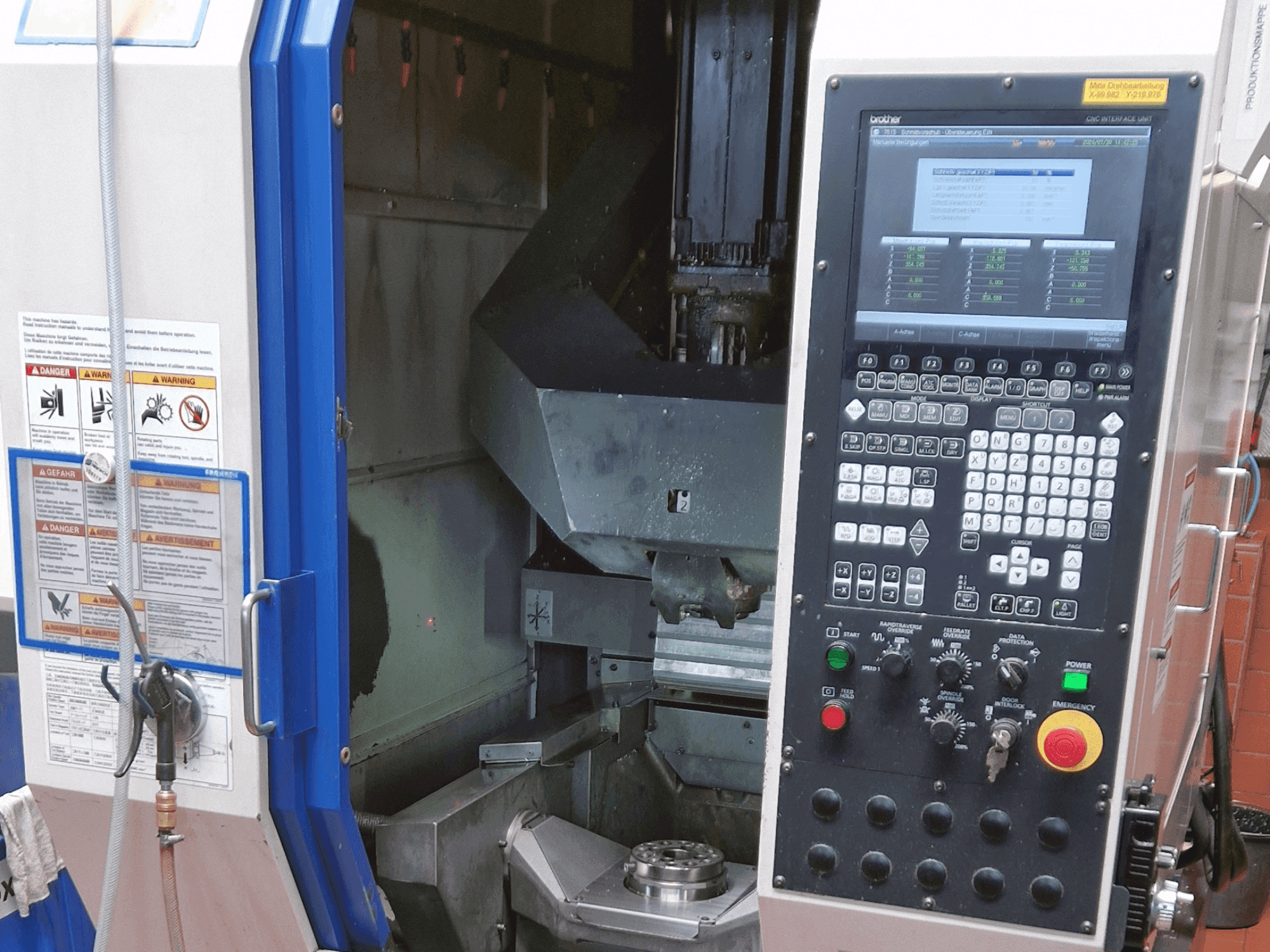 Frontansicht der Brother Speedio M140x1 Maschine