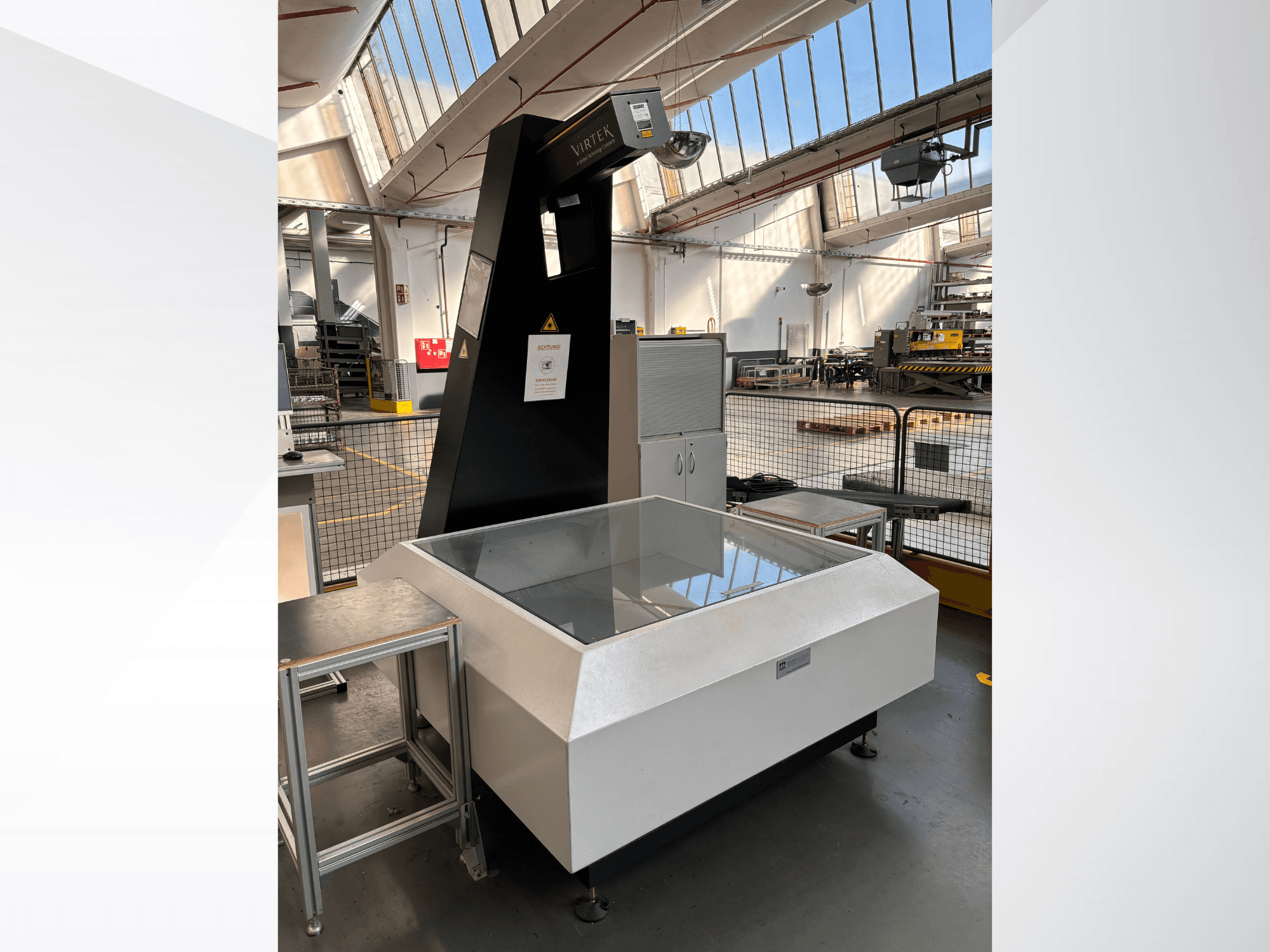 Optisches Messgerät VIRTEK LPS-1EA in einer Fabrikumgebung, Vorderansicht mit Glasplatte und Bedienfeld.