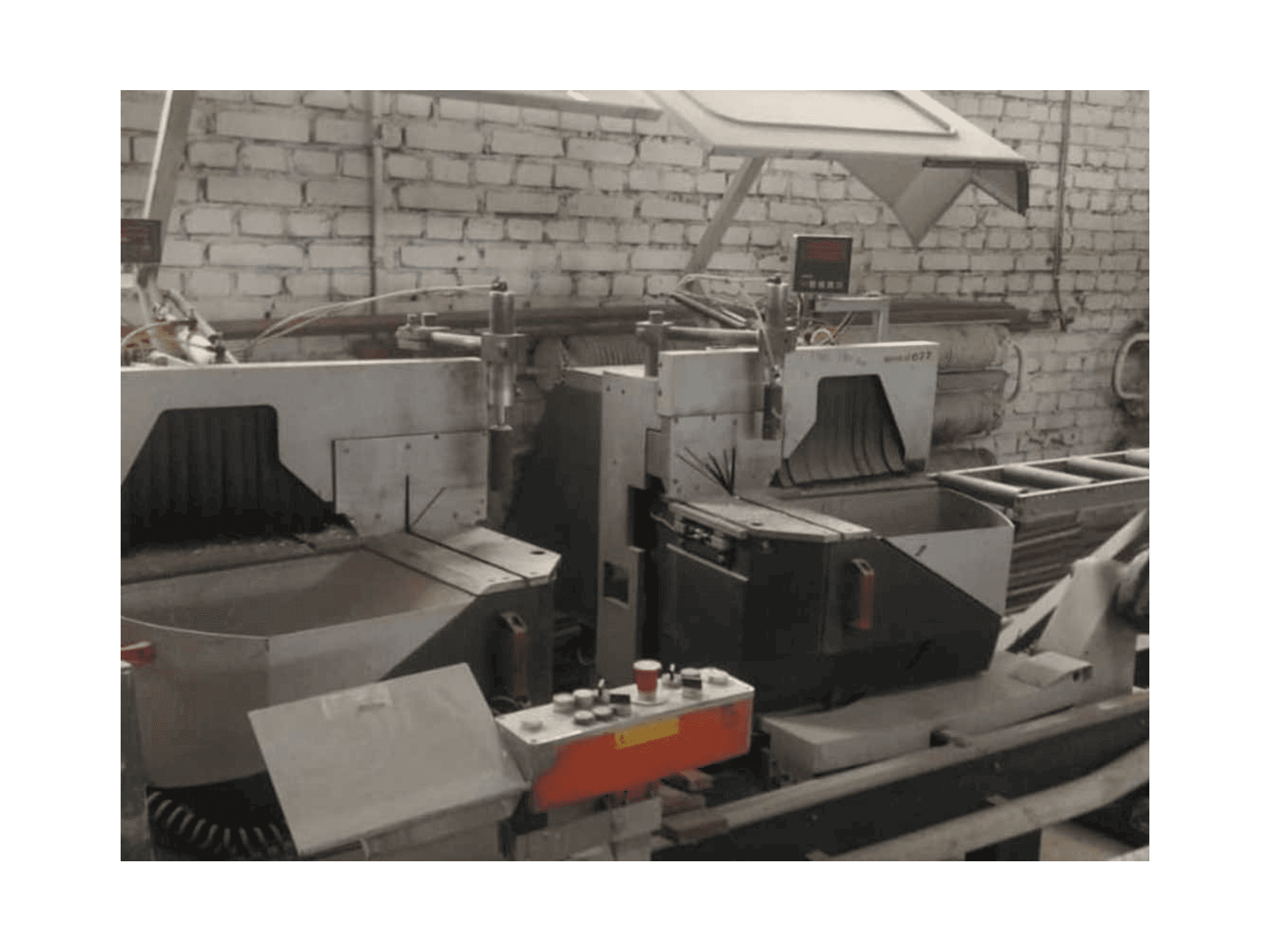 Frontansicht der Elumatec DG 104/02 + E111 Maschine