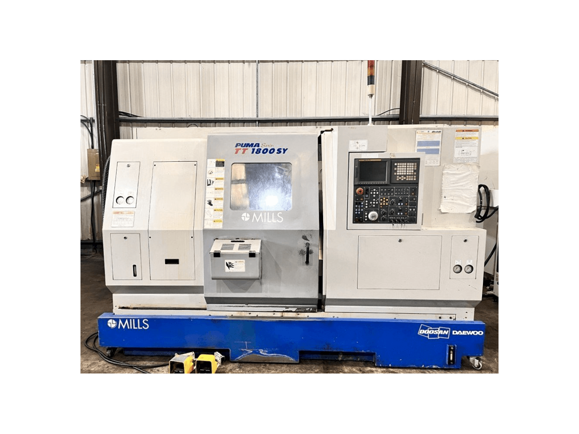 Frontansicht der Doosan TT1800SY Maschine