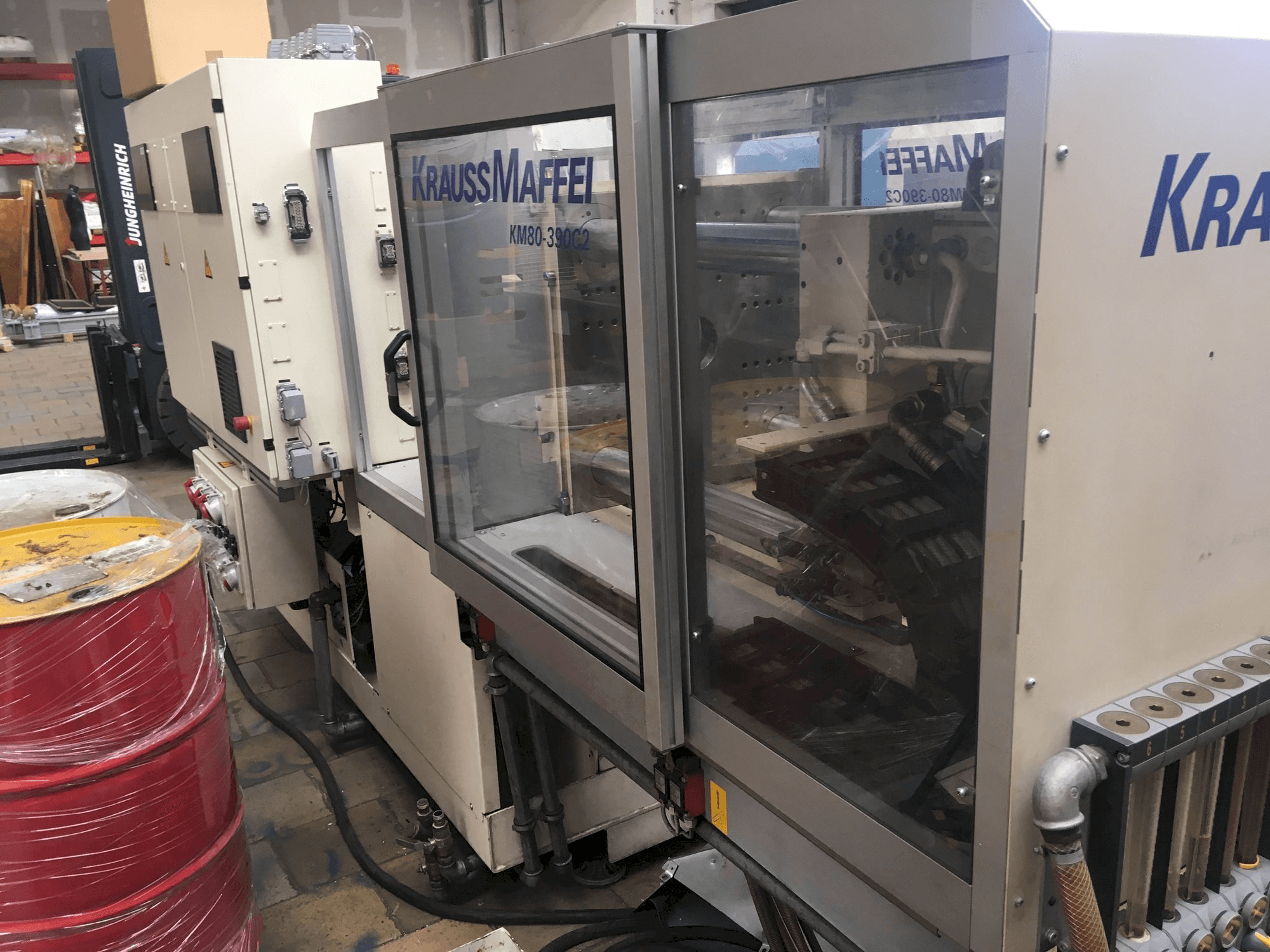 Rechte Ansicht der Krauss Maffei 80/390 C2 Maschine