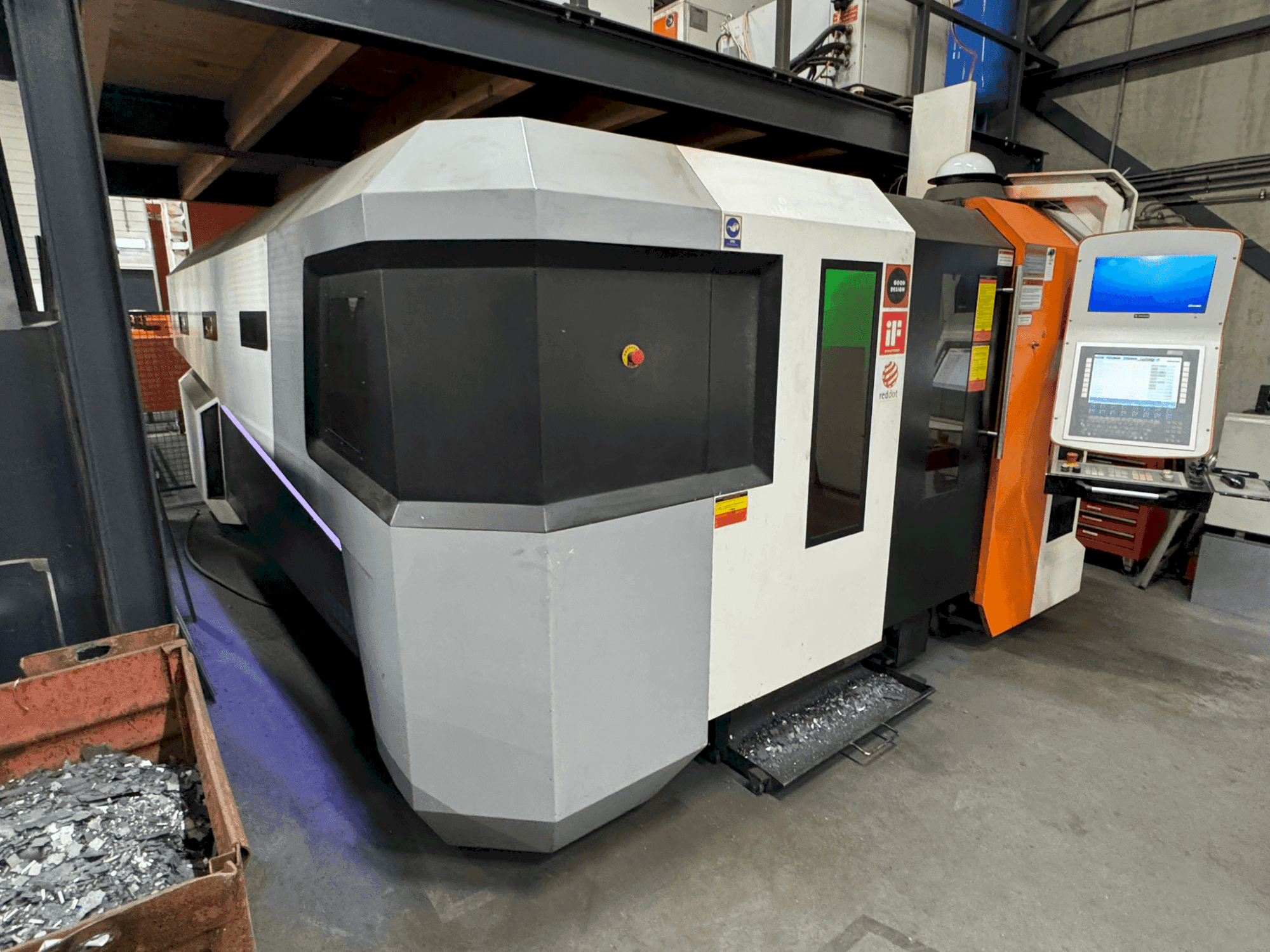 Frontansicht der ERMAKSAN Fibermak Momentum Gen-3 4,0,kW Maschine