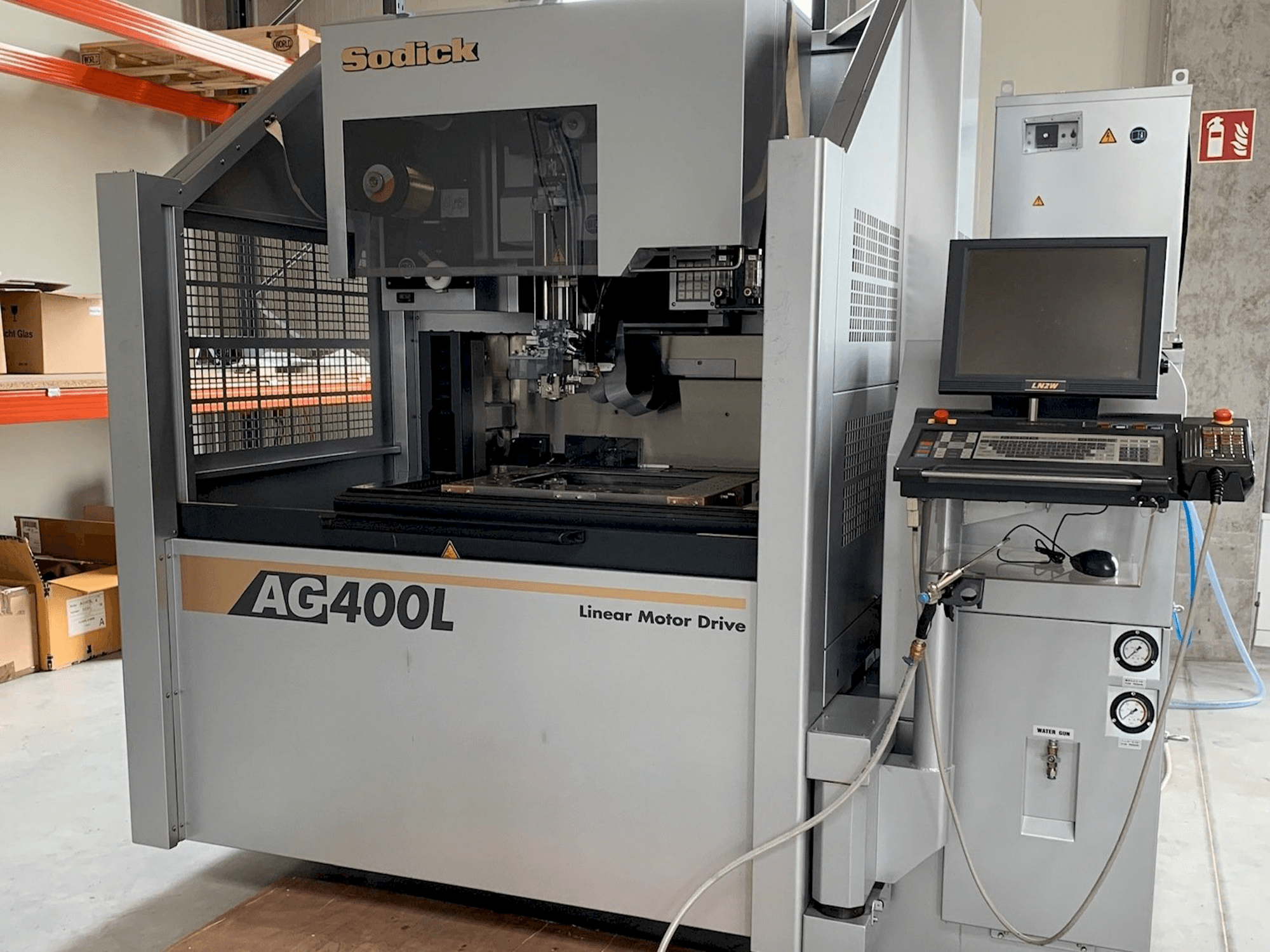 Frontansicht der Sodick AG400L Maschine