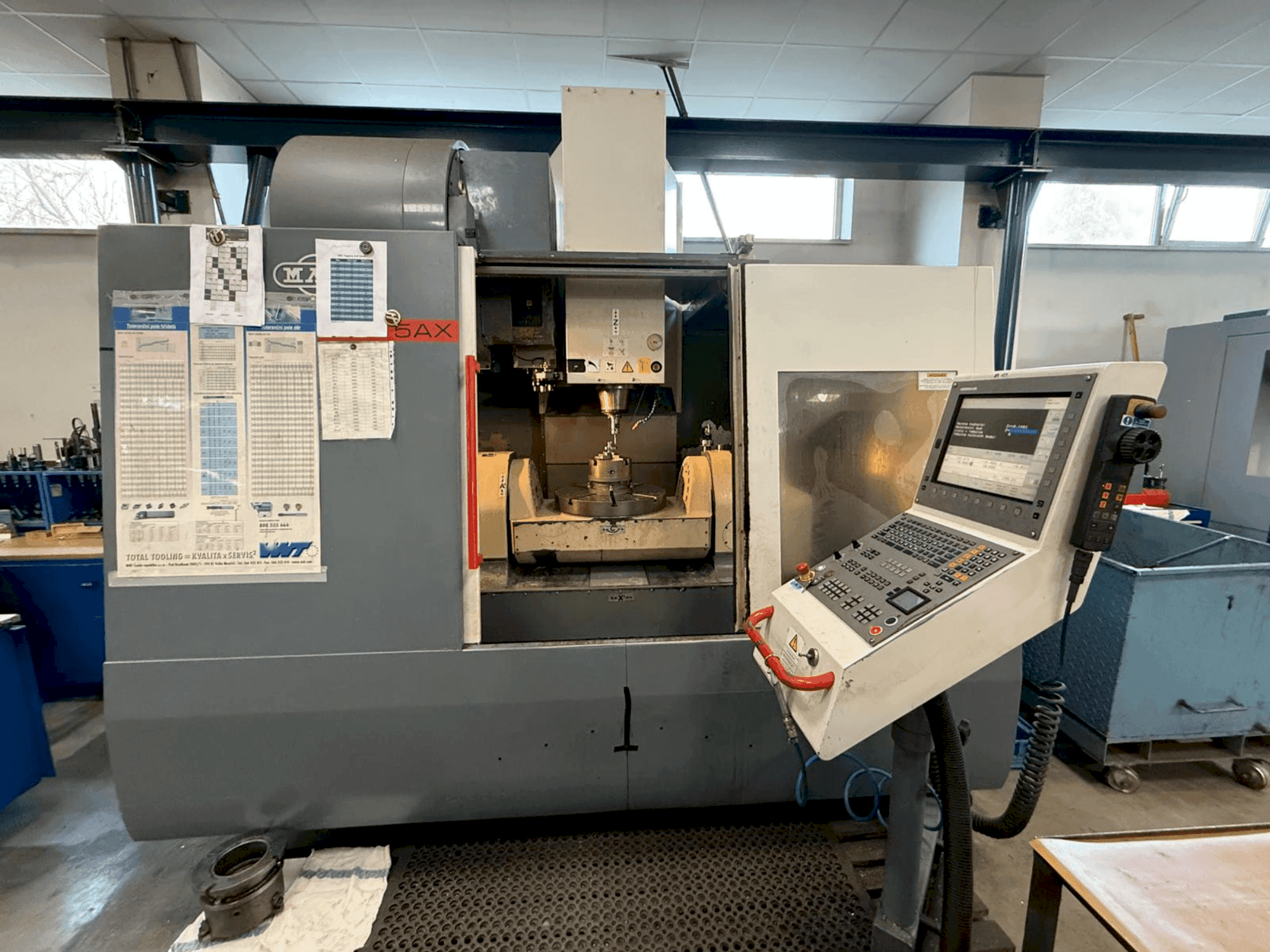 Frontansicht der KOVOSVIT MAS MCV 1000 Speed 5AX Maschine