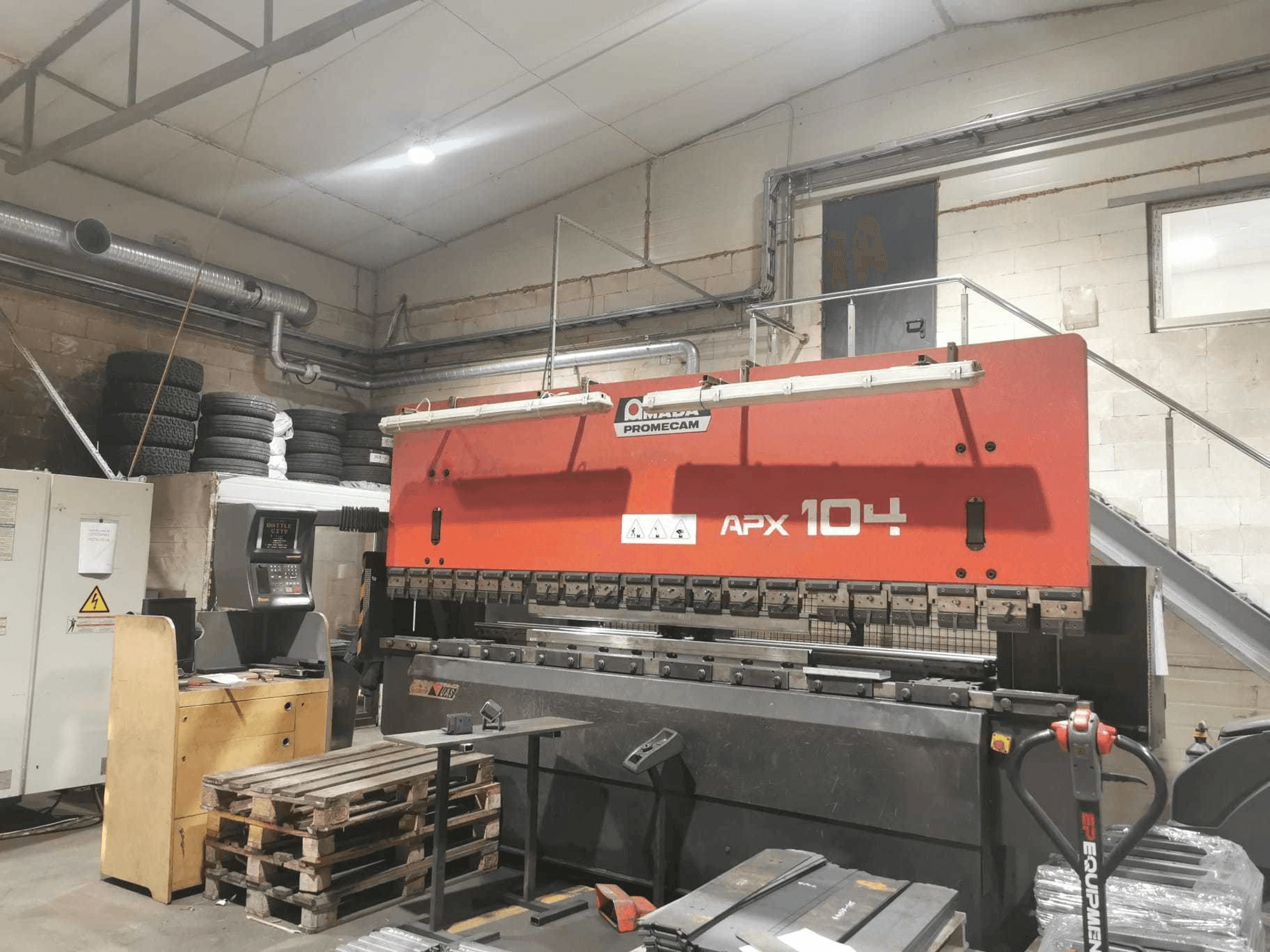 Frontansicht der AMADA APX Maschine