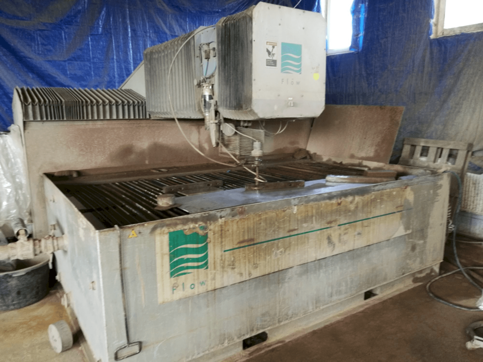 Frontansicht der Flow IFB 2412 Maschine