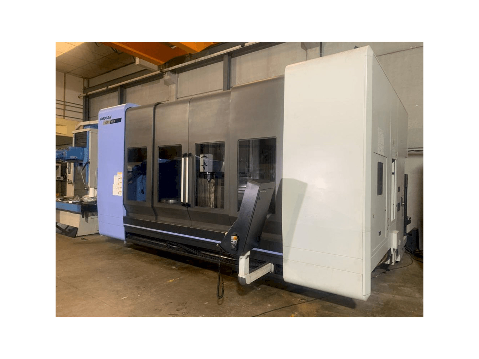 Frontansicht der Doosan VCF 850 LSR Maschine