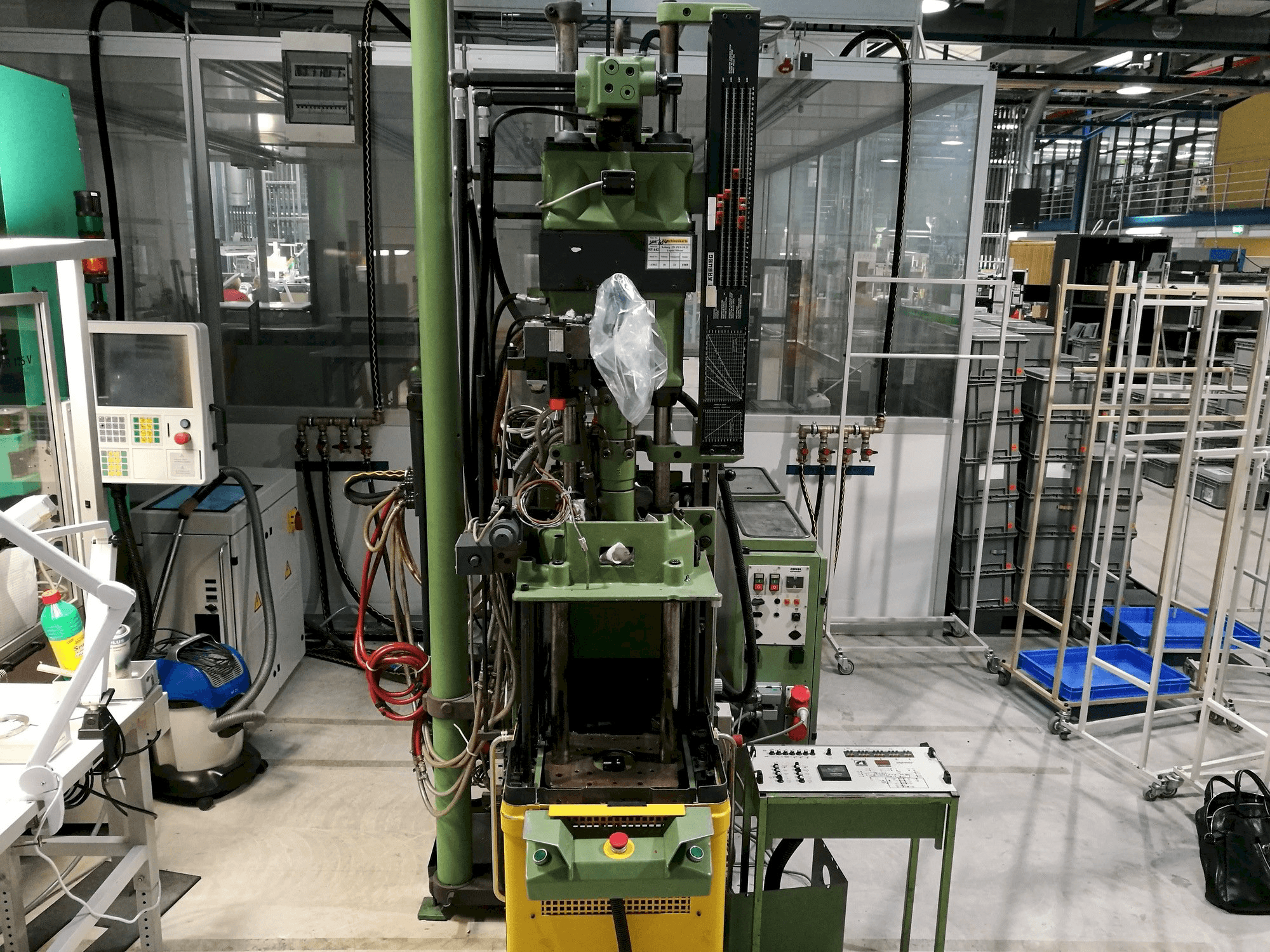 Frontansicht der Arburg 221-75-350 Maschine