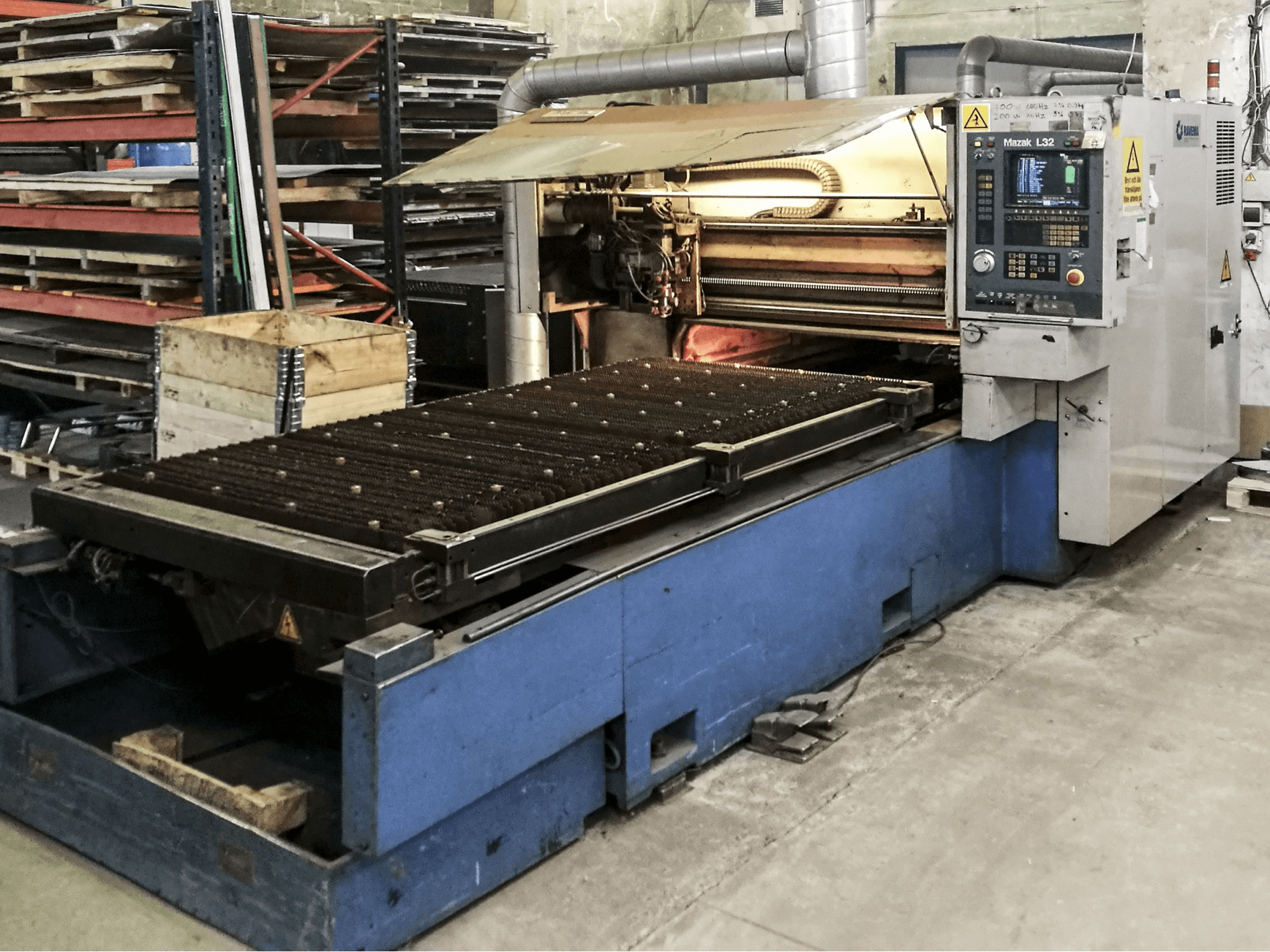 Linke Ansicht der Mazak LASER-PATH NEW SUPER TURBO X48 Maschine