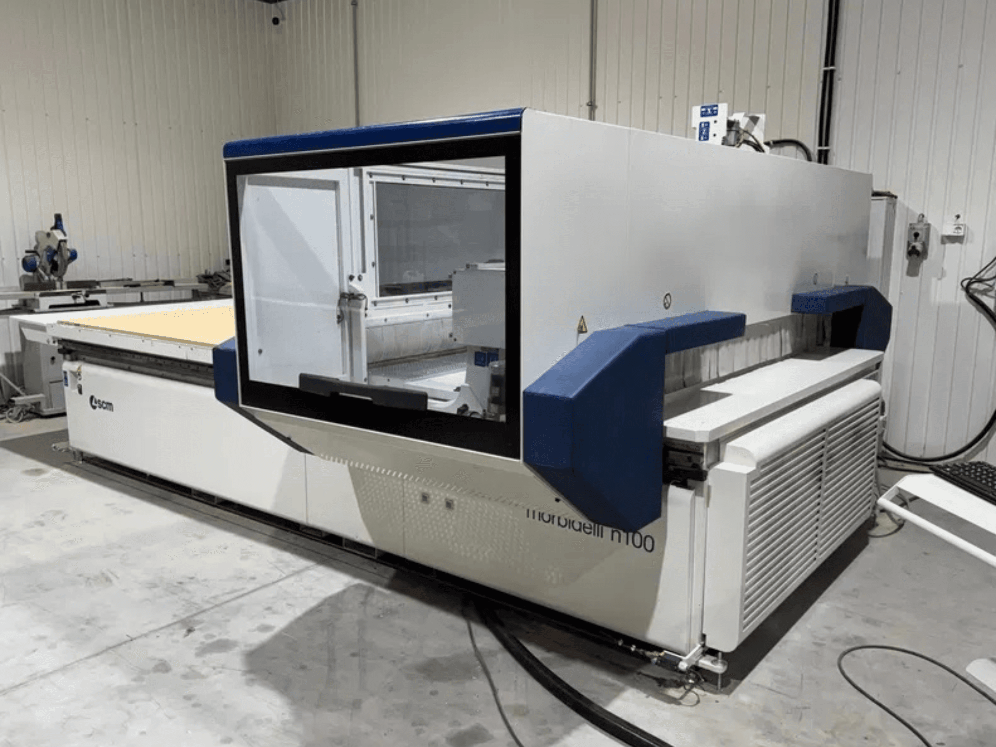 CNC-Bearbeitungszentrum SCM Morbidelli N100, Vorderansicht mit dem großen Arbeitsbereich und der Bedienoberfläche.