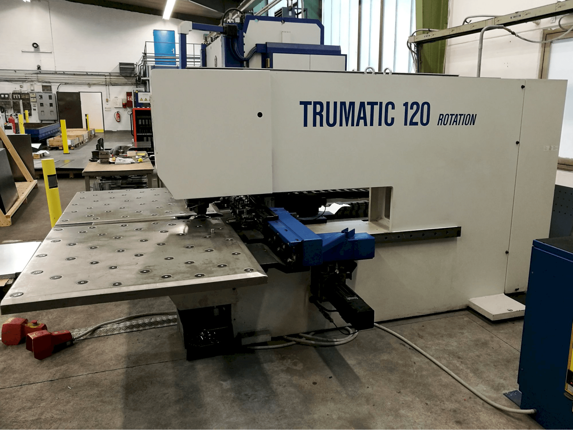 Rechte Ansicht der Trumpf Trumatic 120R Maschine