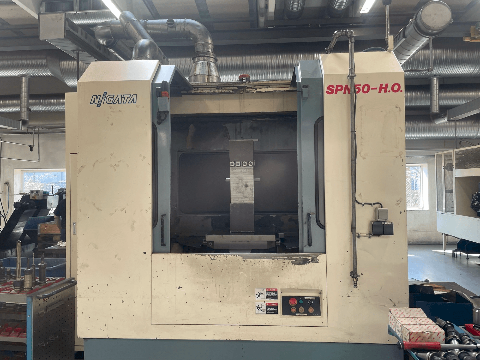 Frontansicht der Niigata SPN 50-HO Maschine