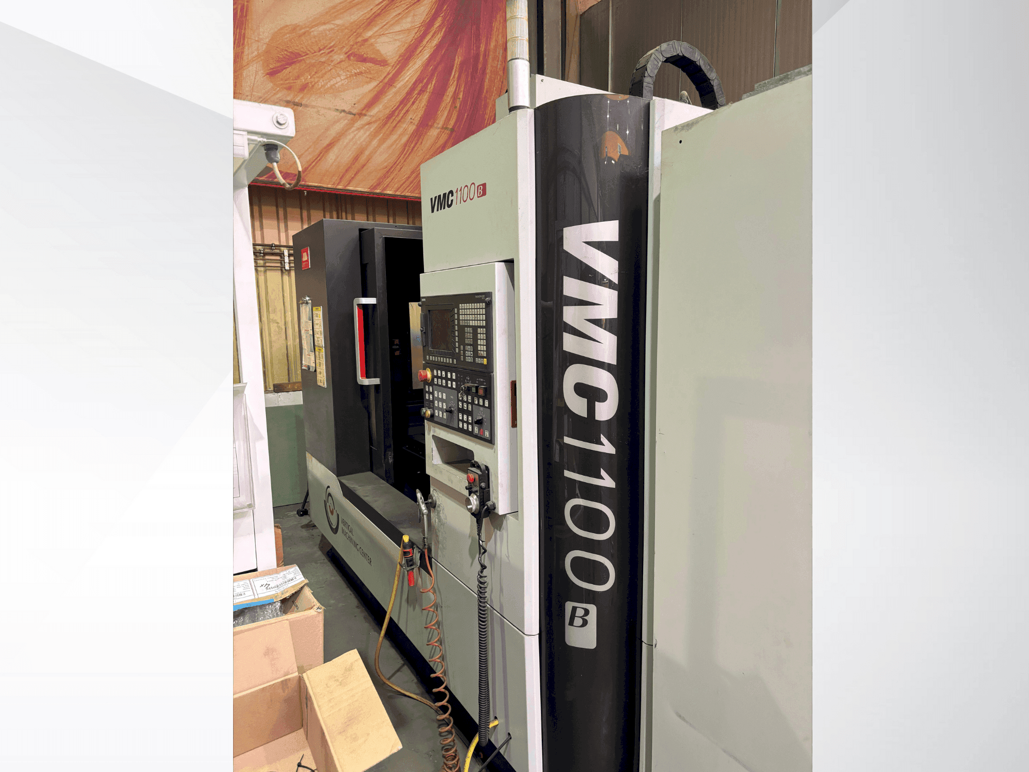 Frontansicht der SMTCL vmc 1100B Maschine