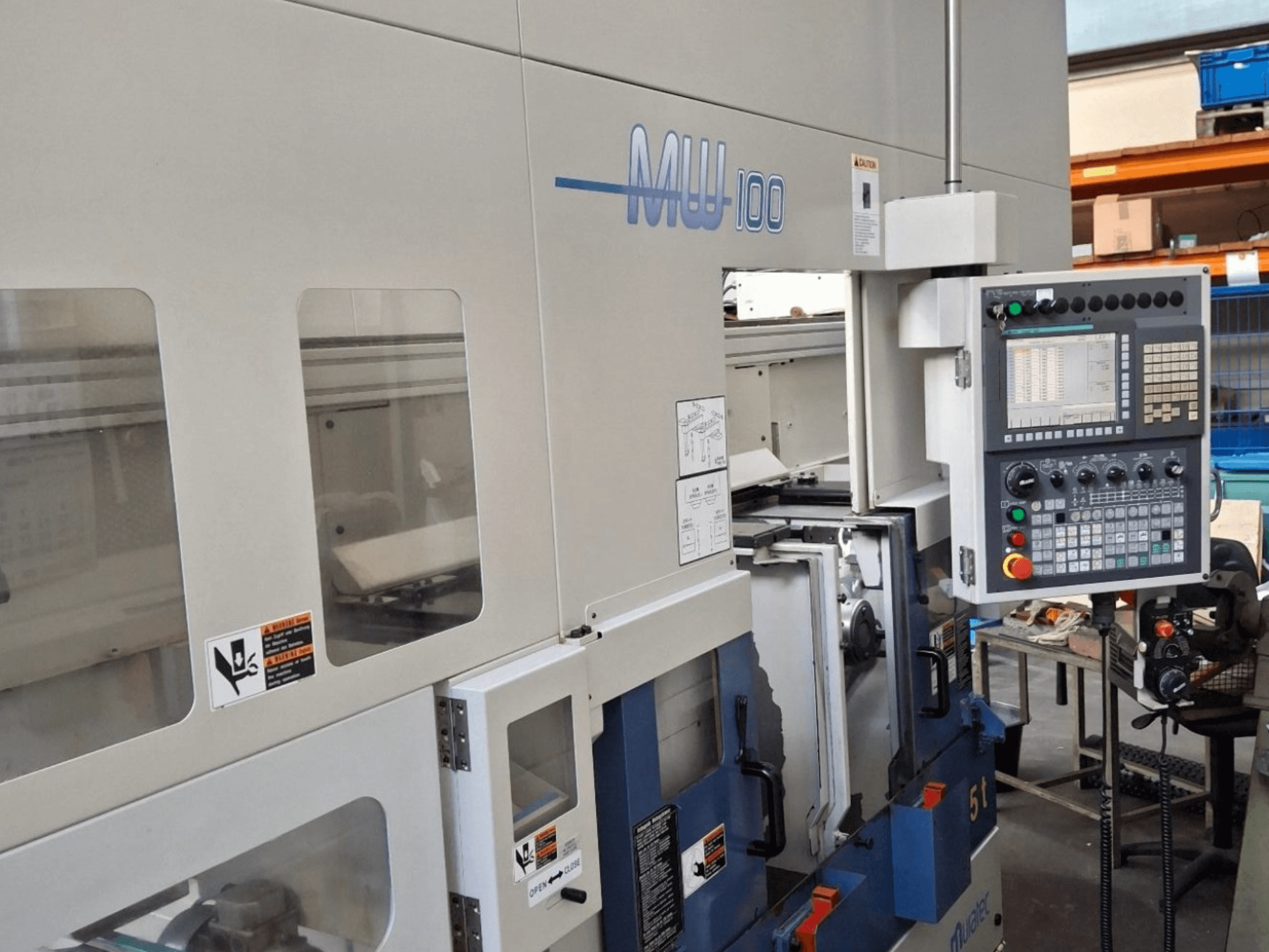 Muratec MW 100 GT Mehrspindeldrehmaschine, Vorderansicht, mit Bedienfeld und Maschinenräumen.