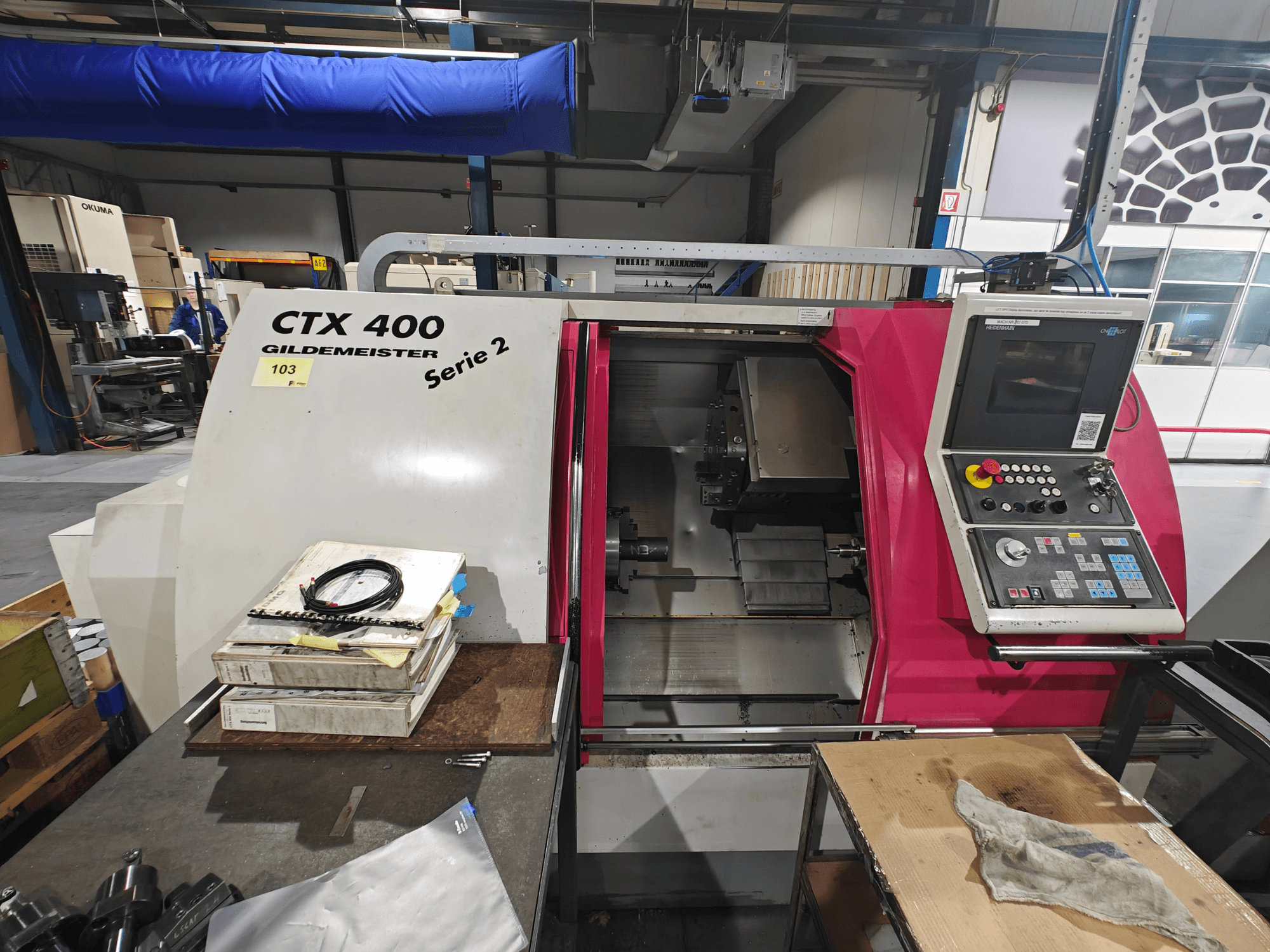 Gildemeister-Drehmaschine CTX 400 in der Frontansicht mit Bedienfeld mit Tasten, Display und Arbeitsbereich.