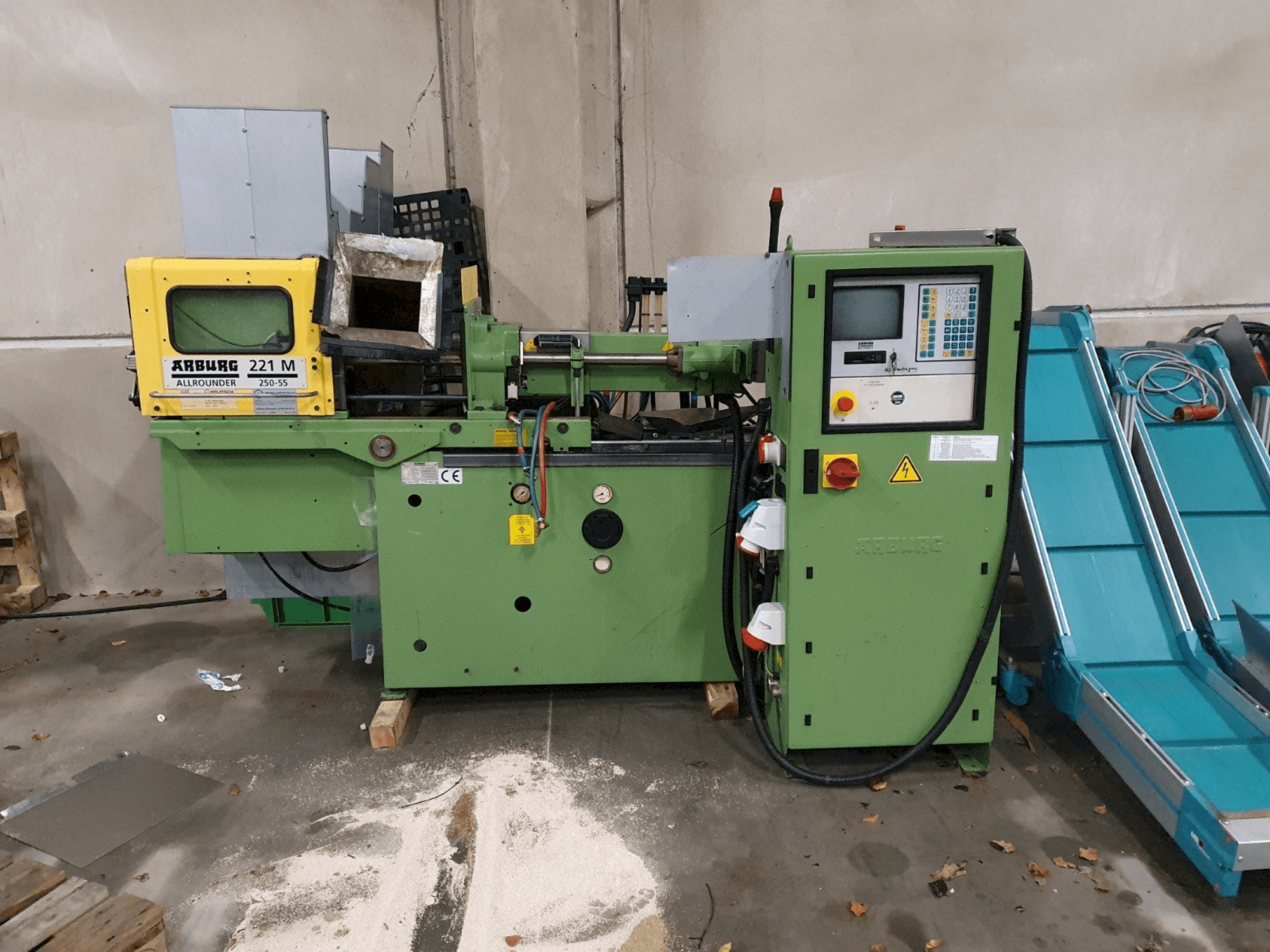 Frontansicht der Arburg Allrounder 221 M 250-55 Maschine