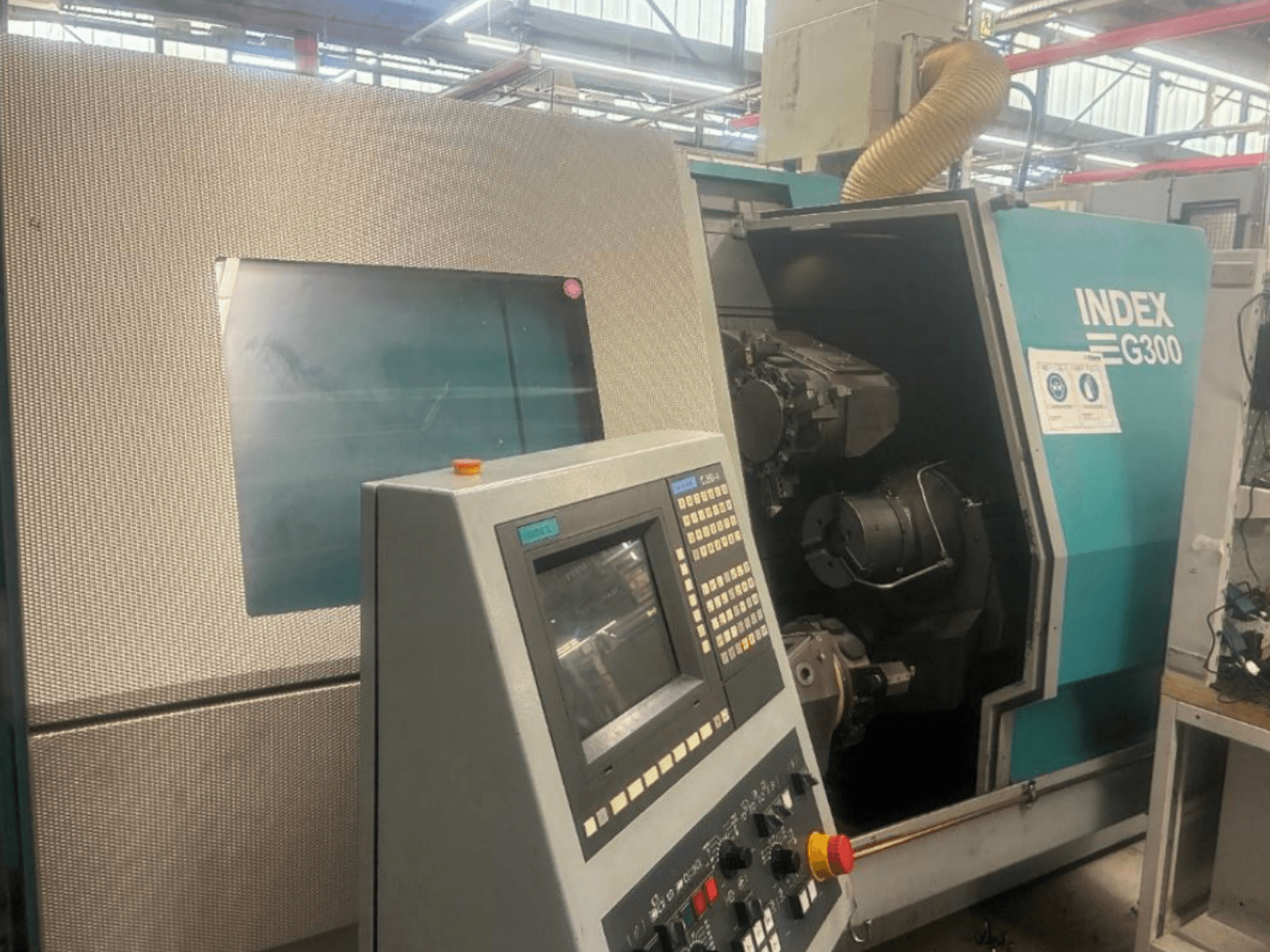 Index G300 Horizontal-Drehmaschine, Vorderansicht, mit Blick auf das Bedienfeld und den freien Zugang zum Maschineninneren.