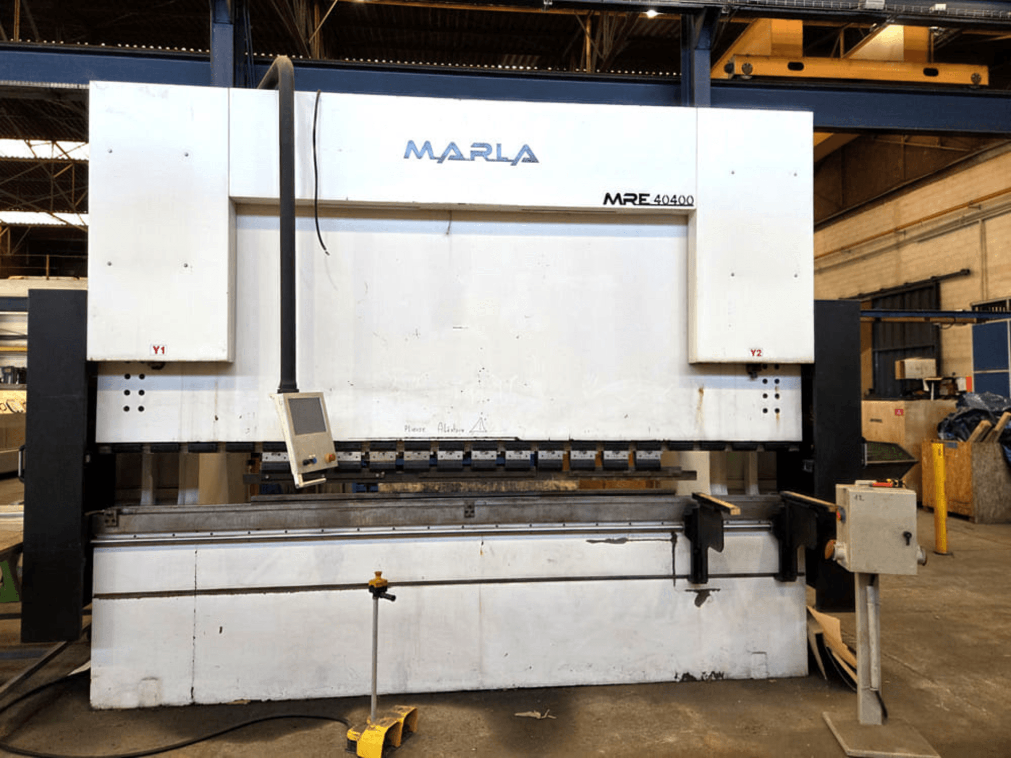 Vorderansicht der Abkantpresse MARLA MRE.40400 mit Bedienfeld, Hydrauliksystem und Arbeitsbereich.