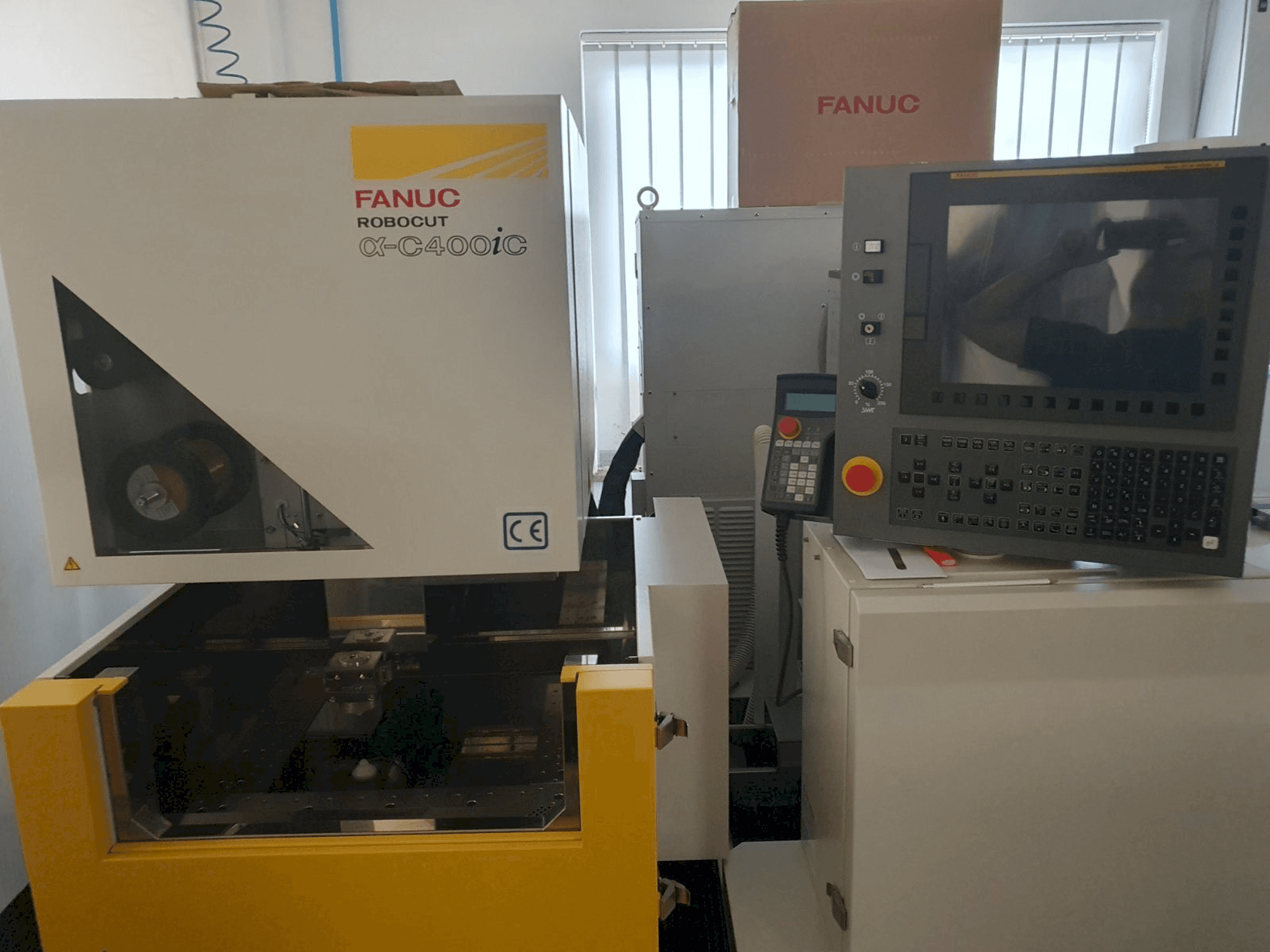 Frontansicht der FANUC Robocut C400iC Maschine