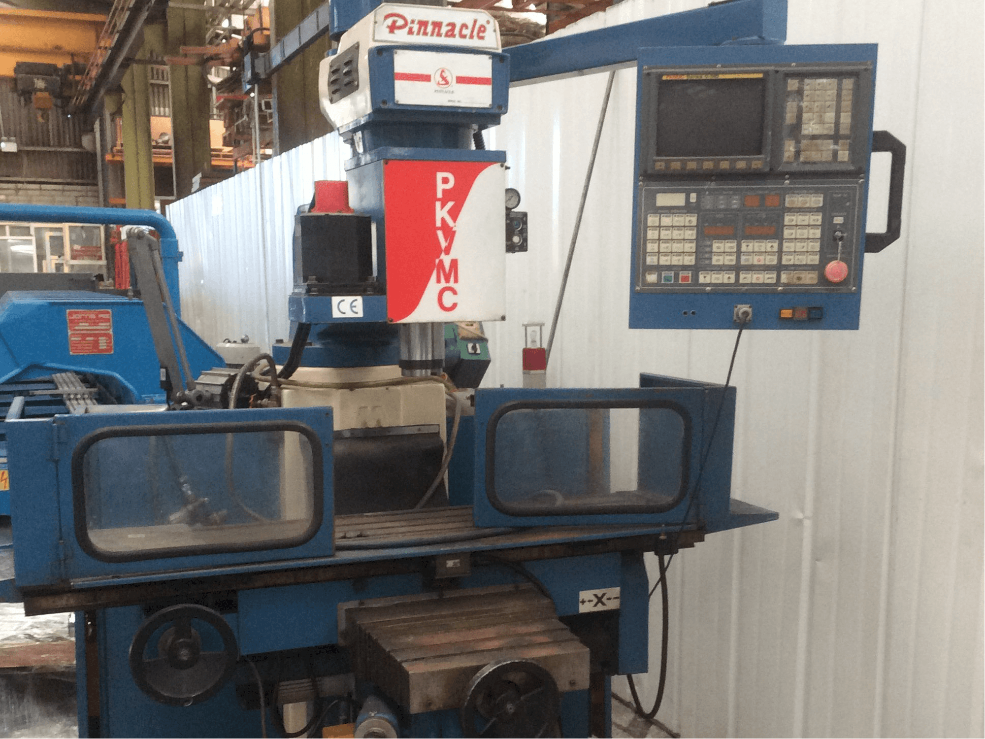 Frontansicht der Pinnacle PKVMC Maschine