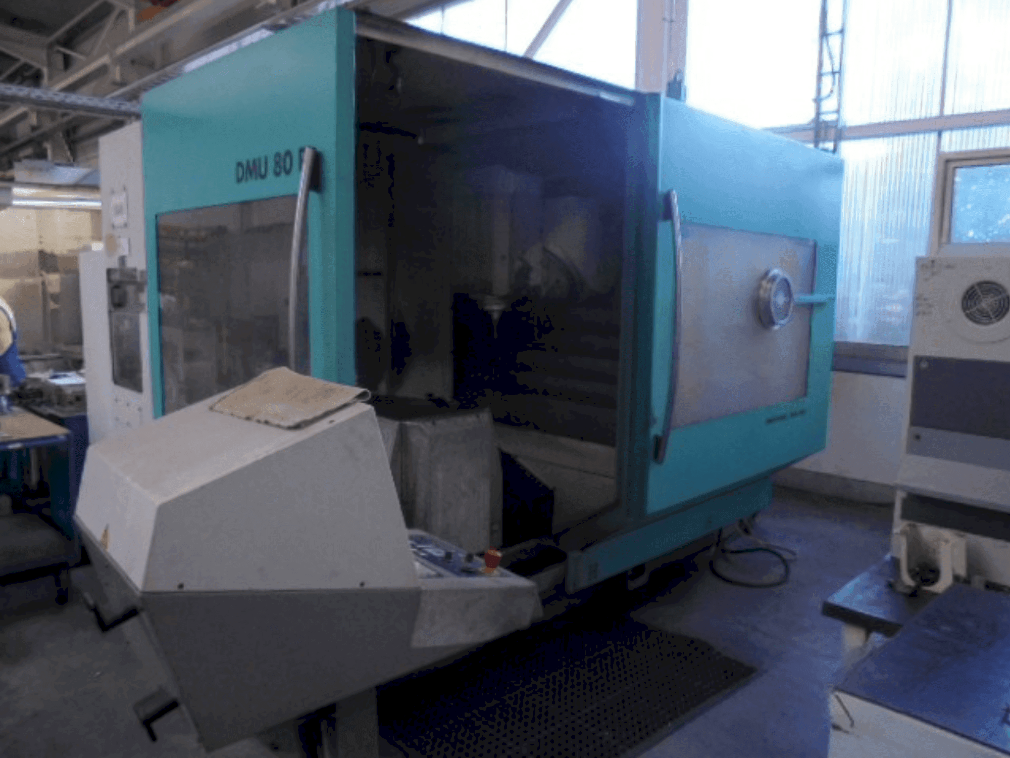 Frontansicht der DECKEL MAHO DMU 80P Maschine