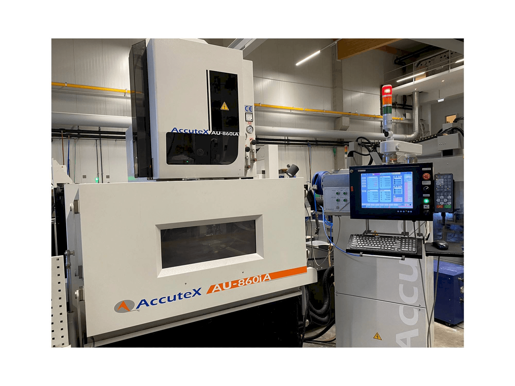 Frontansicht der AccuteX AU-860iA Maschine