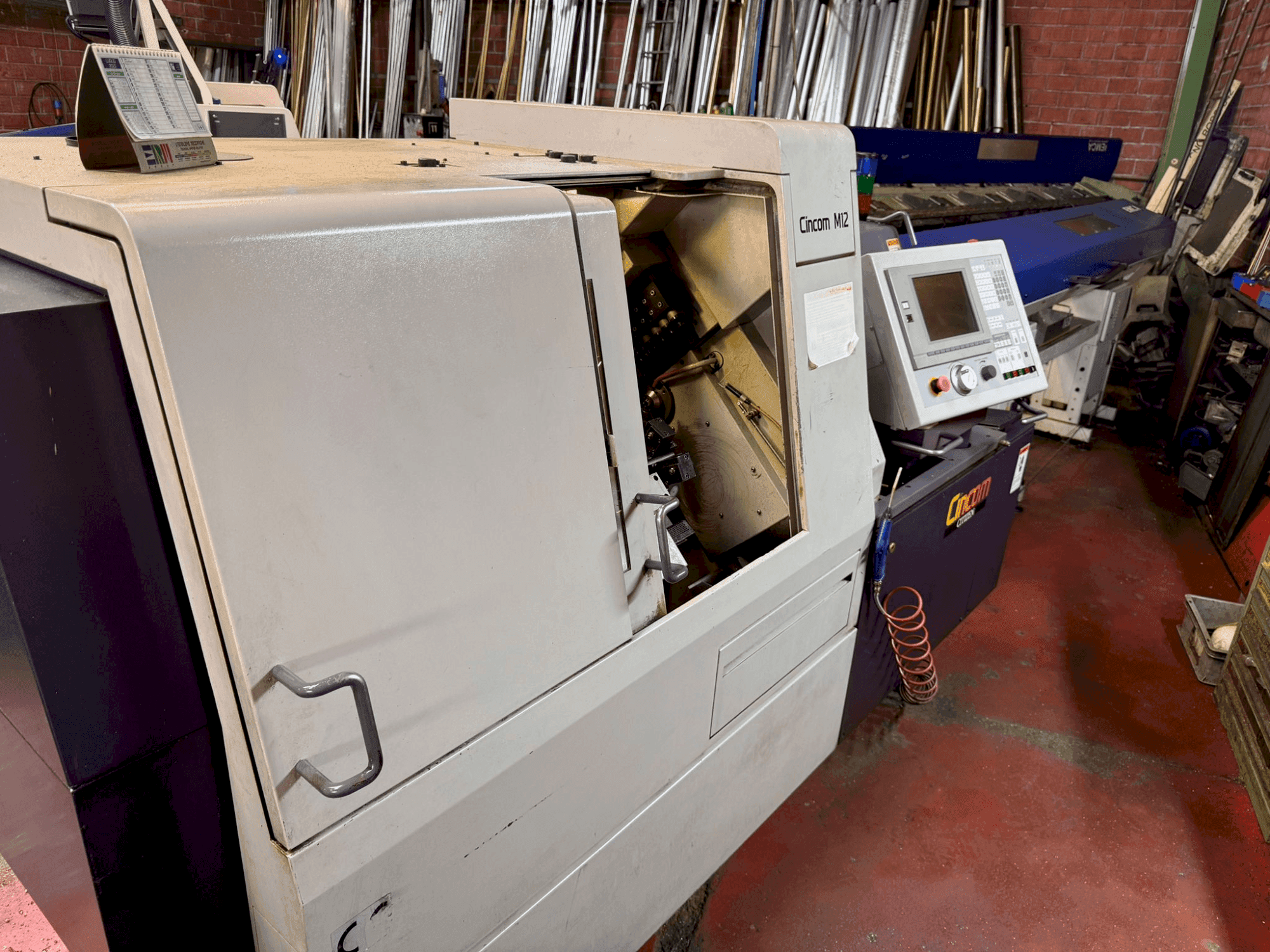 Frontansicht der Citizen CINCOM M12 Maschine