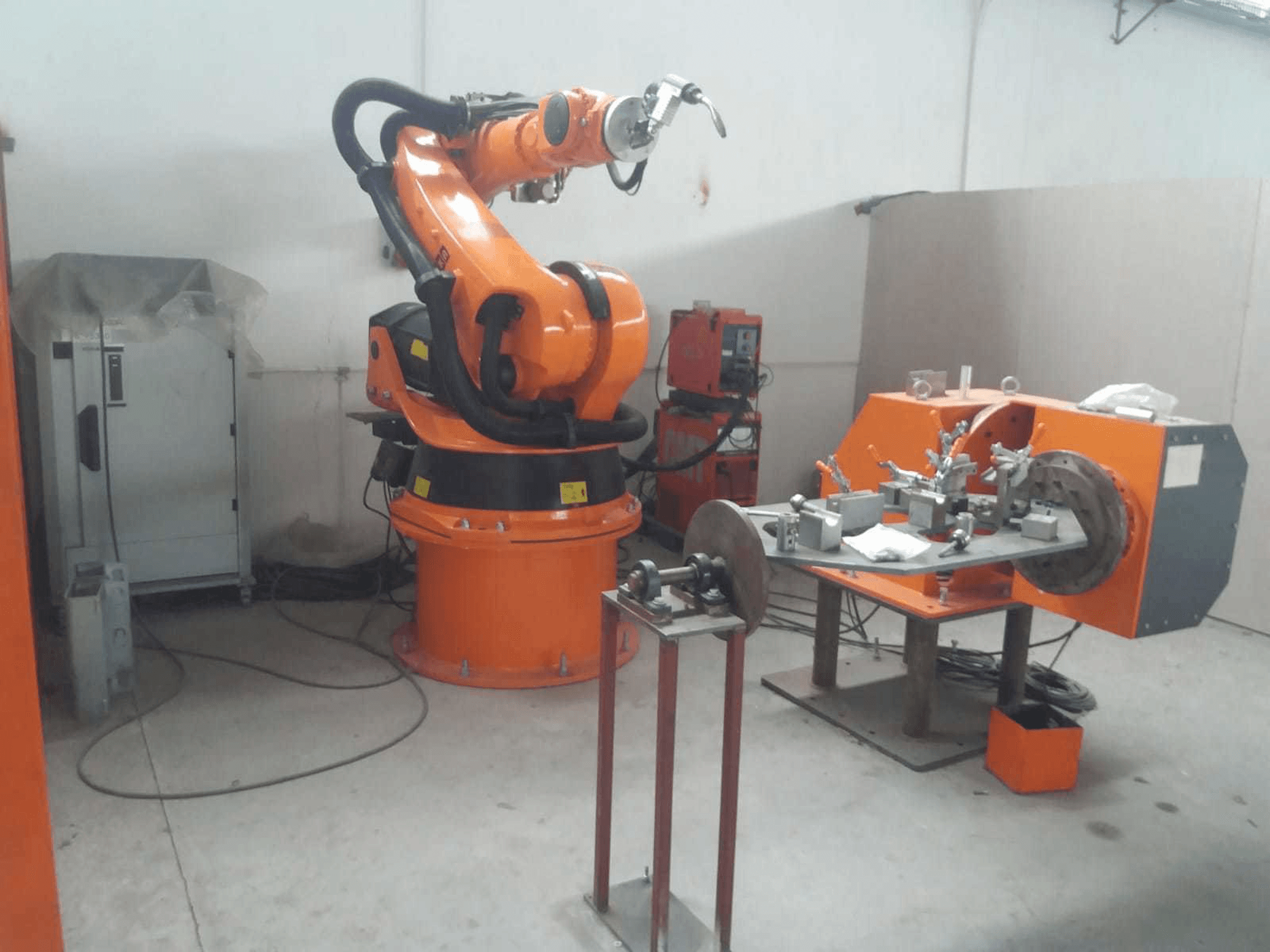 Frontansicht der KUKA KR200 Maschine