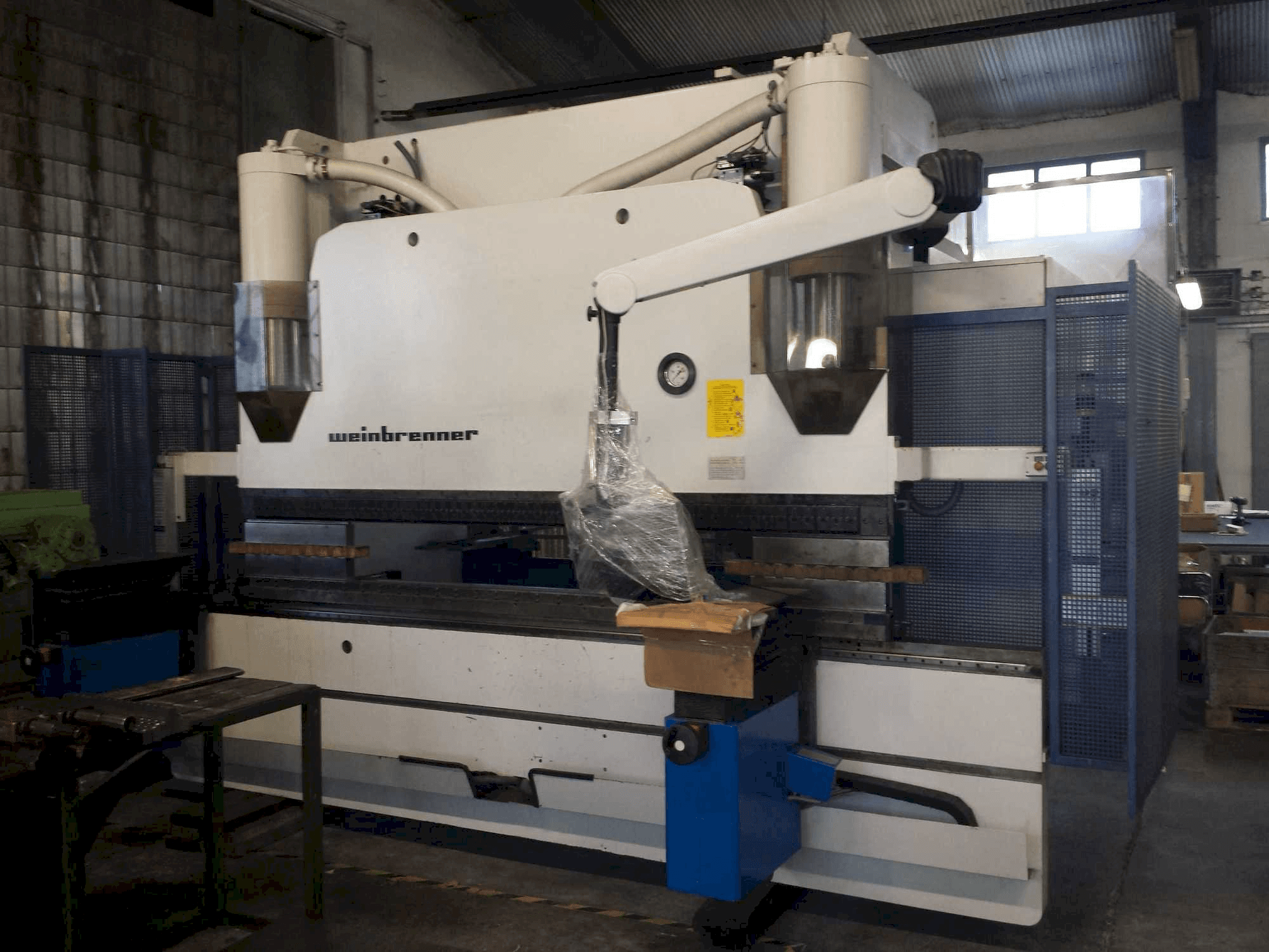 Frontansicht der Weinbrenner GP 160 Maschine