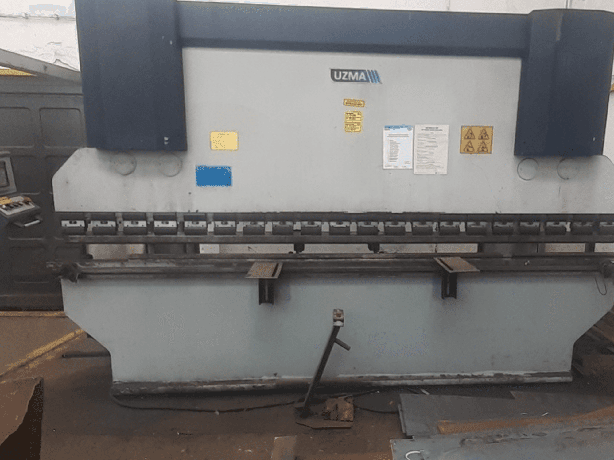 UZMA HAP 40160 Abkantpresse in der Vorderansicht, mit Bedienelementen, Sicherheitswarnungen und Metallbiegewerkzeugen.