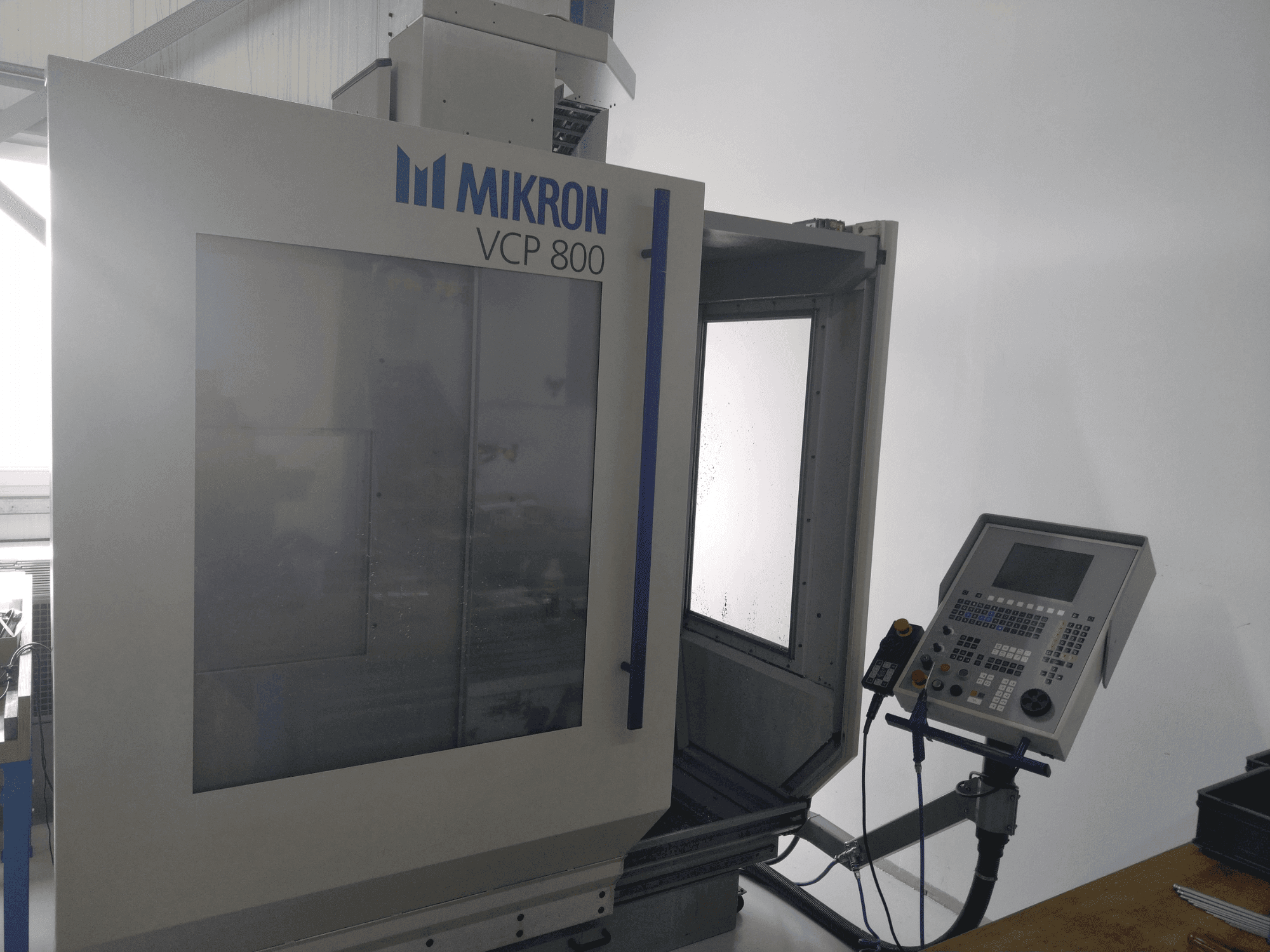 Frontansicht der MIKRON VCP 800 Maschine