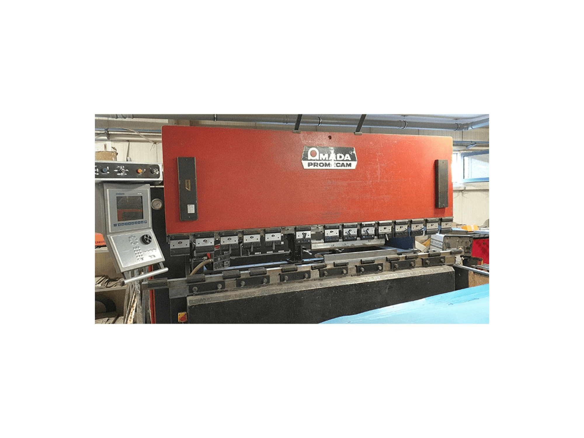 Frontansicht der AMADA ITPS 103 Maschine