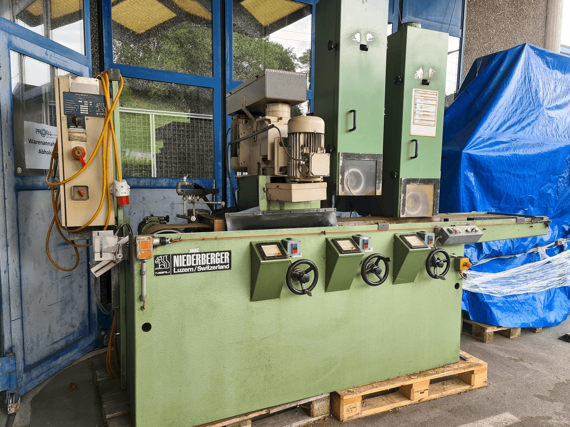Frontansicht der NIEDERBERGER UV F04 F43 Maschine
