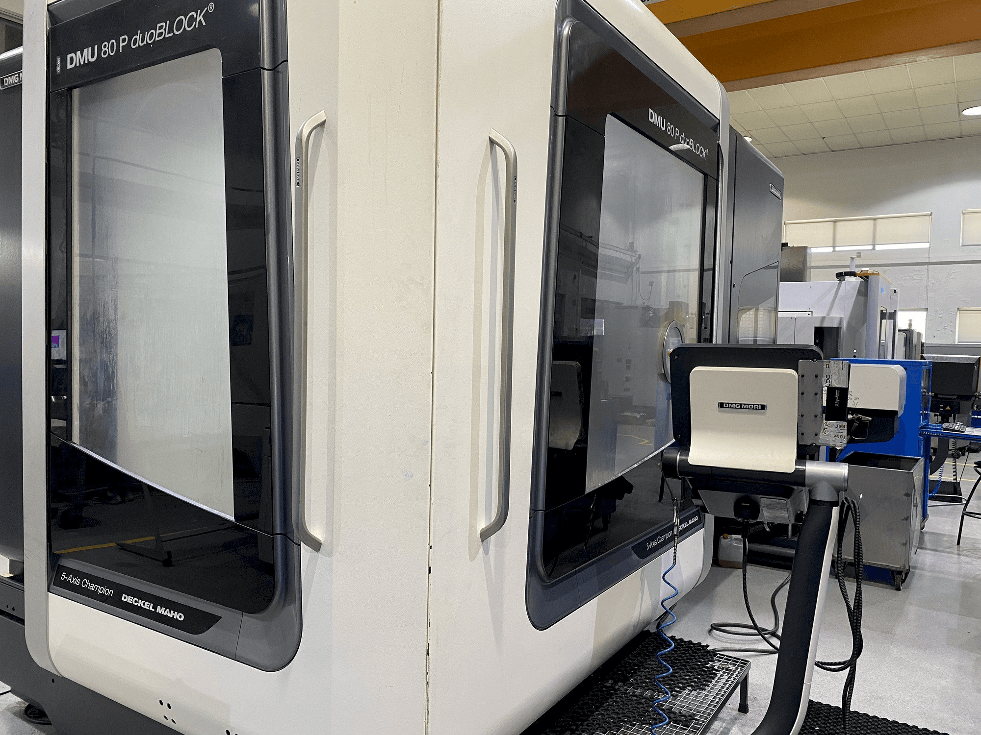 Frontansicht der DMG MORI DMU 80P Duoblock Maschine