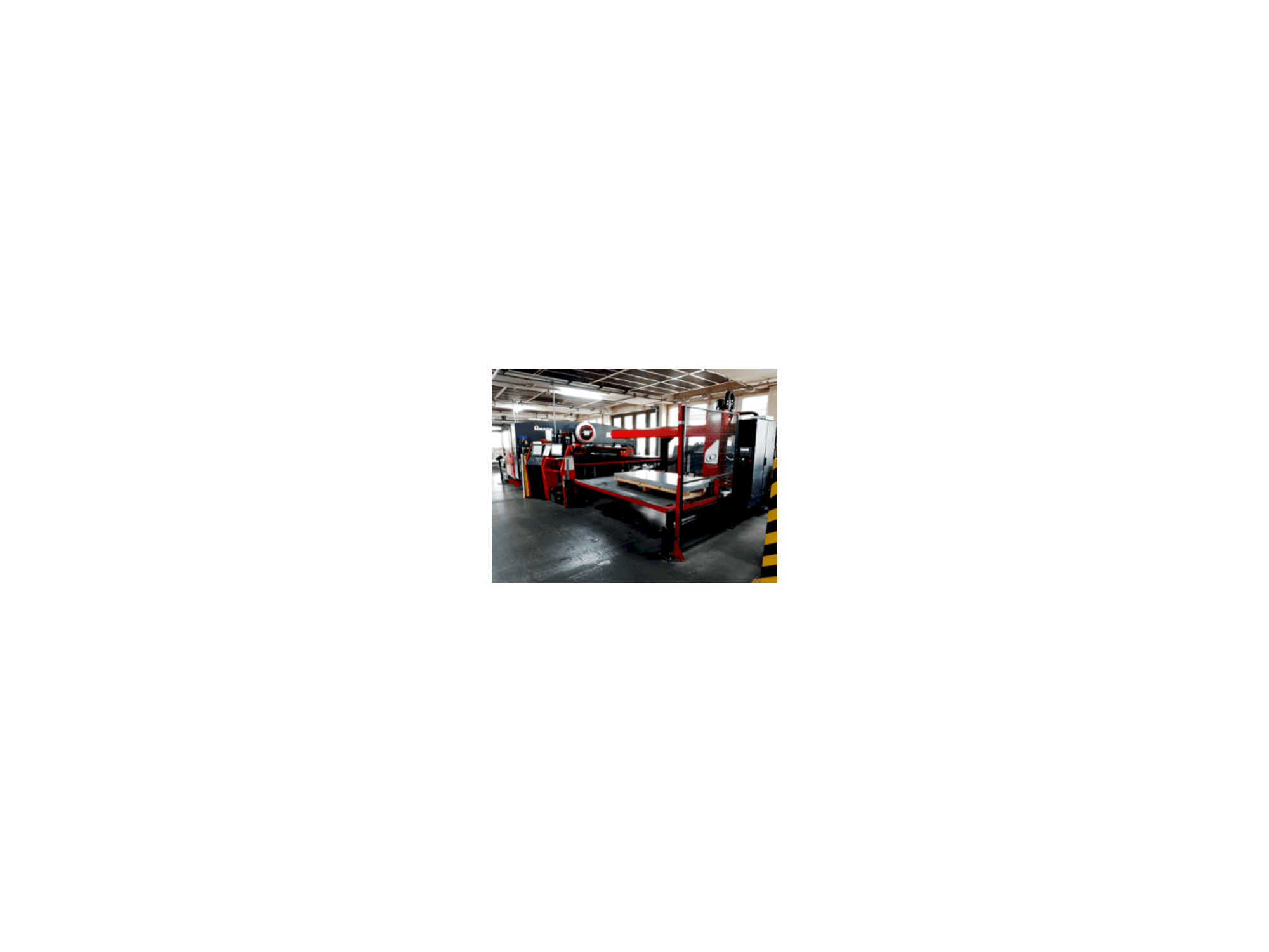 Frontansicht der AMADA EMK 3610NT Maschine