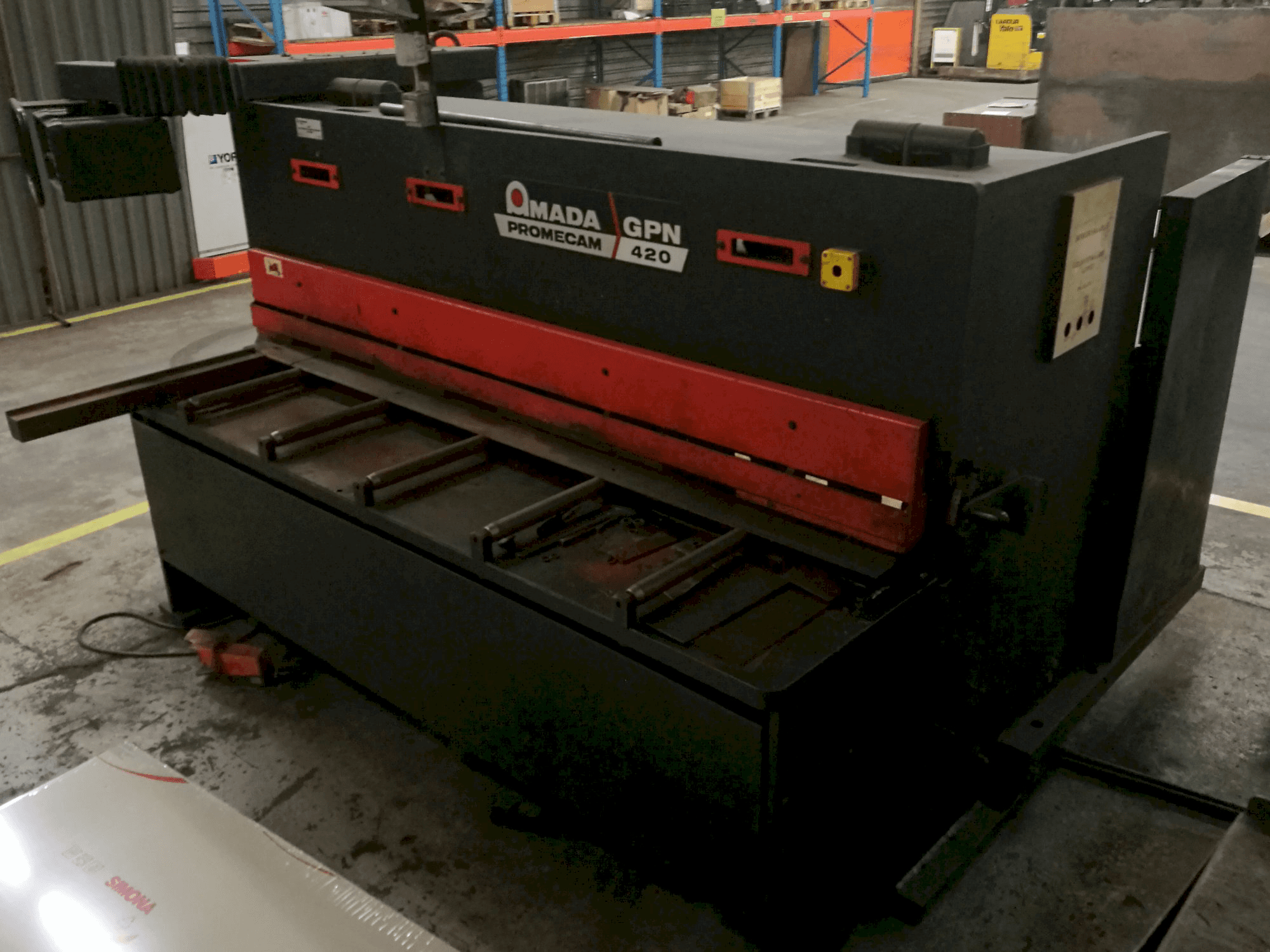 Rechte Ansicht der AMADA PROMECAM GPN 420 Maschine