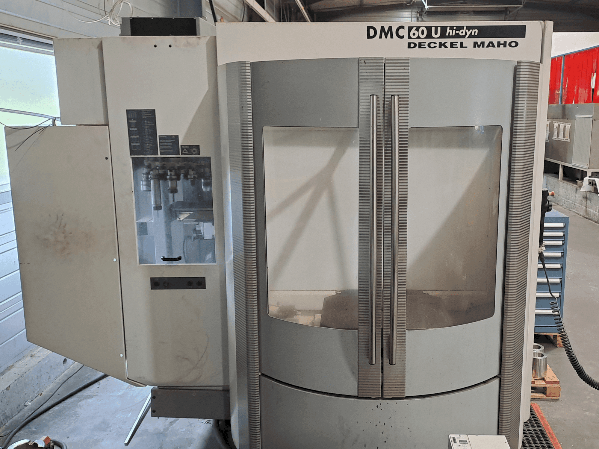 Frontansicht der DECKEL MAHO DMC 60 Hi Dyn Maschine