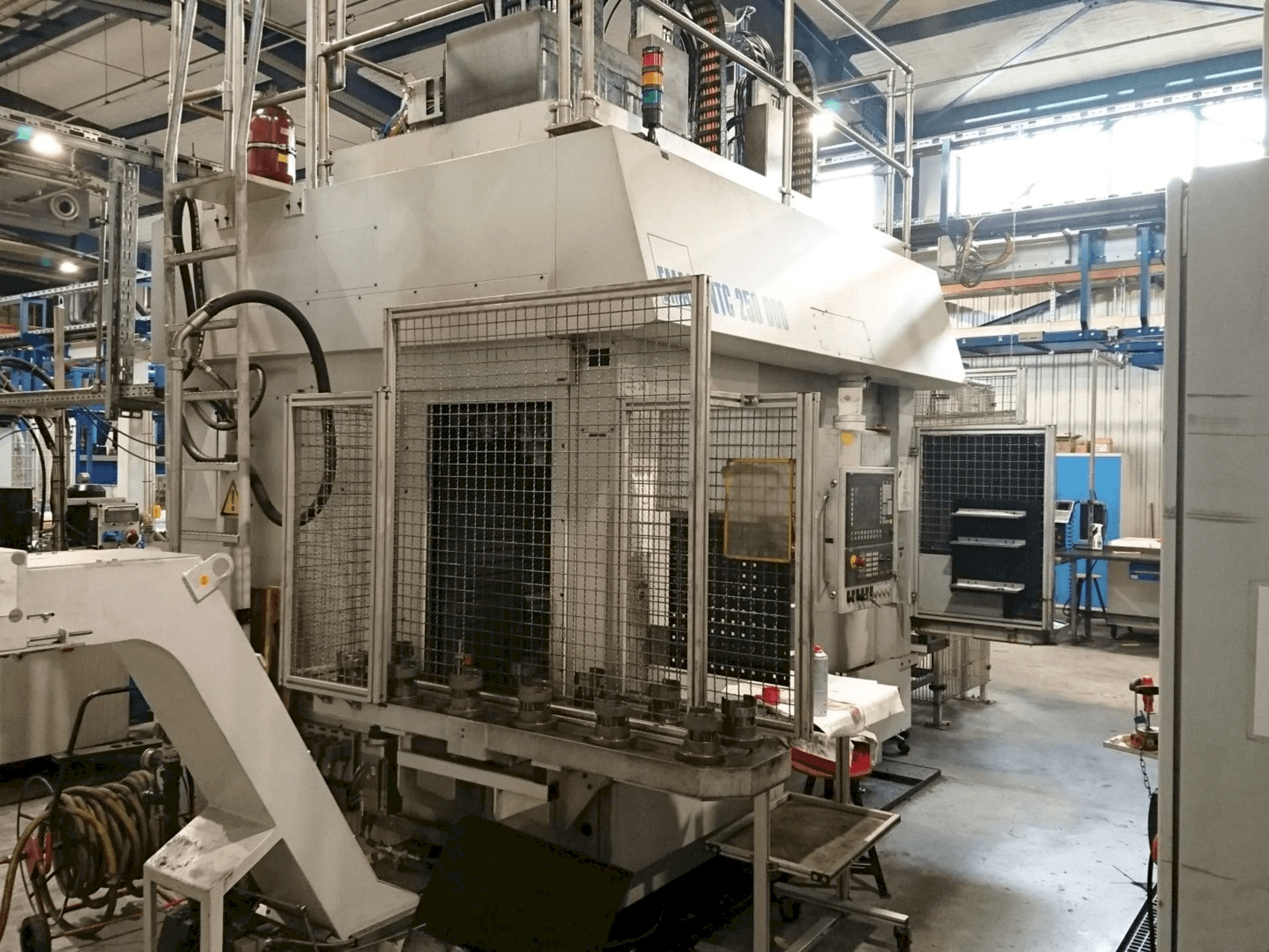 Frontansicht der EMAG VTC 250 DUO Maschine