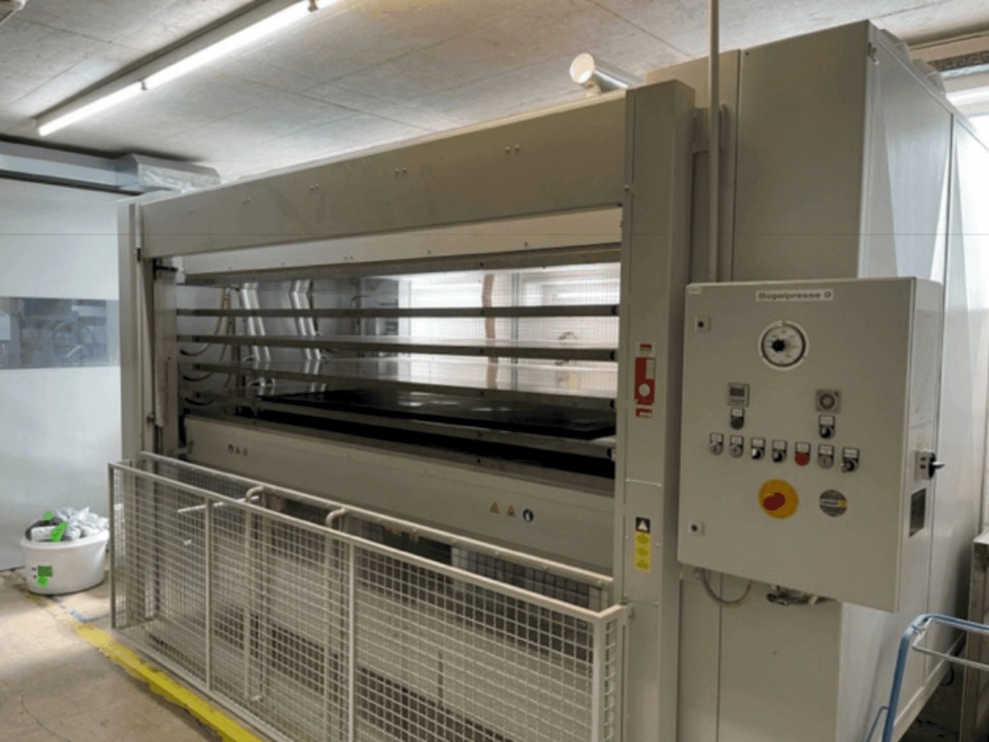 Frontansicht der LANGZAUNER LZT 80 /5-SO Maschine