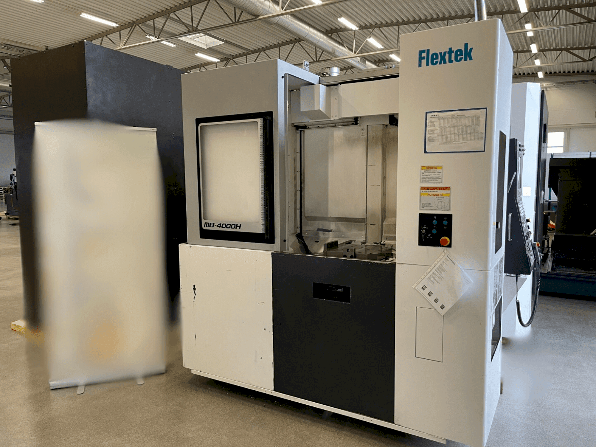 Frontansicht der Okuma MB-4000H Maschine